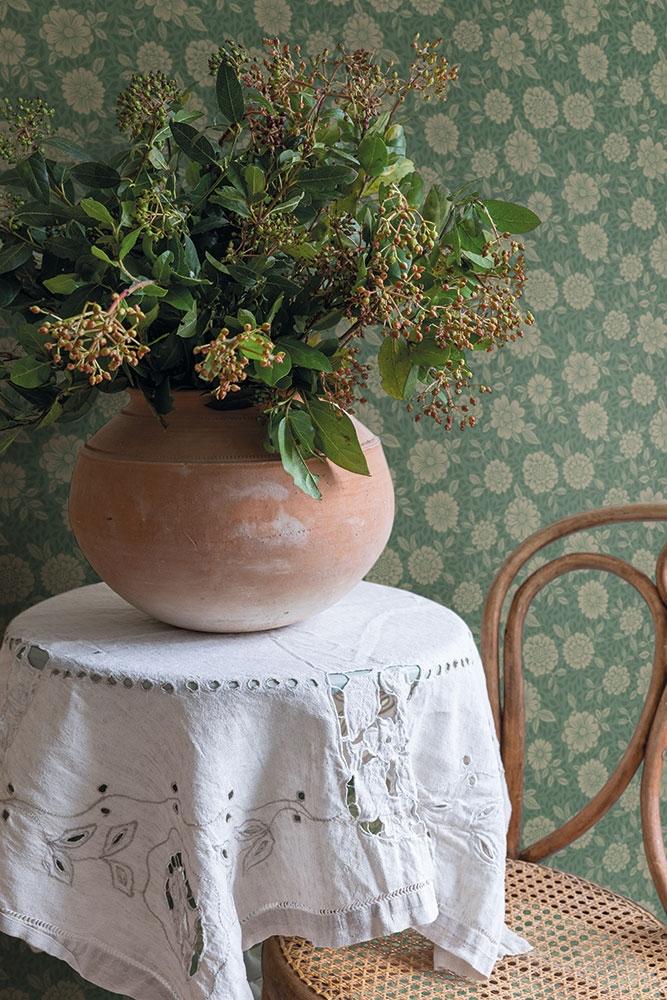 Lizette tapet med blommigt mönster i grön. Från kollektionen skogsgläntan. Nonwoven-material med rak passning. Passar i vardagsrum, sovrum och matsal.