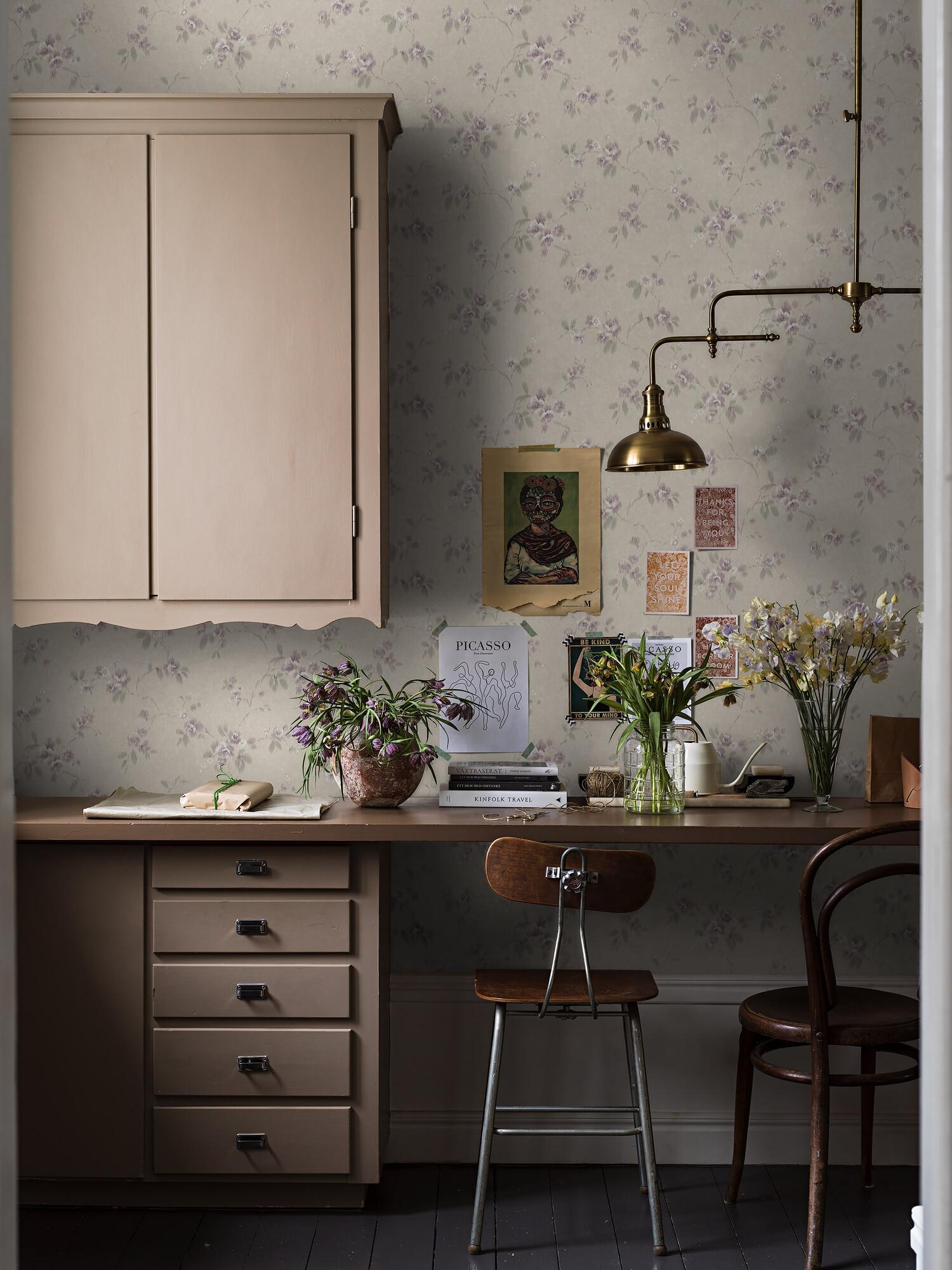 Vintage Rose tapet tapet med blommigt mönster i beige. Från kollektionen Dreamy Escape. Nonwoven-material med förskjuten passning. Passar i vardagsrum och matsal.