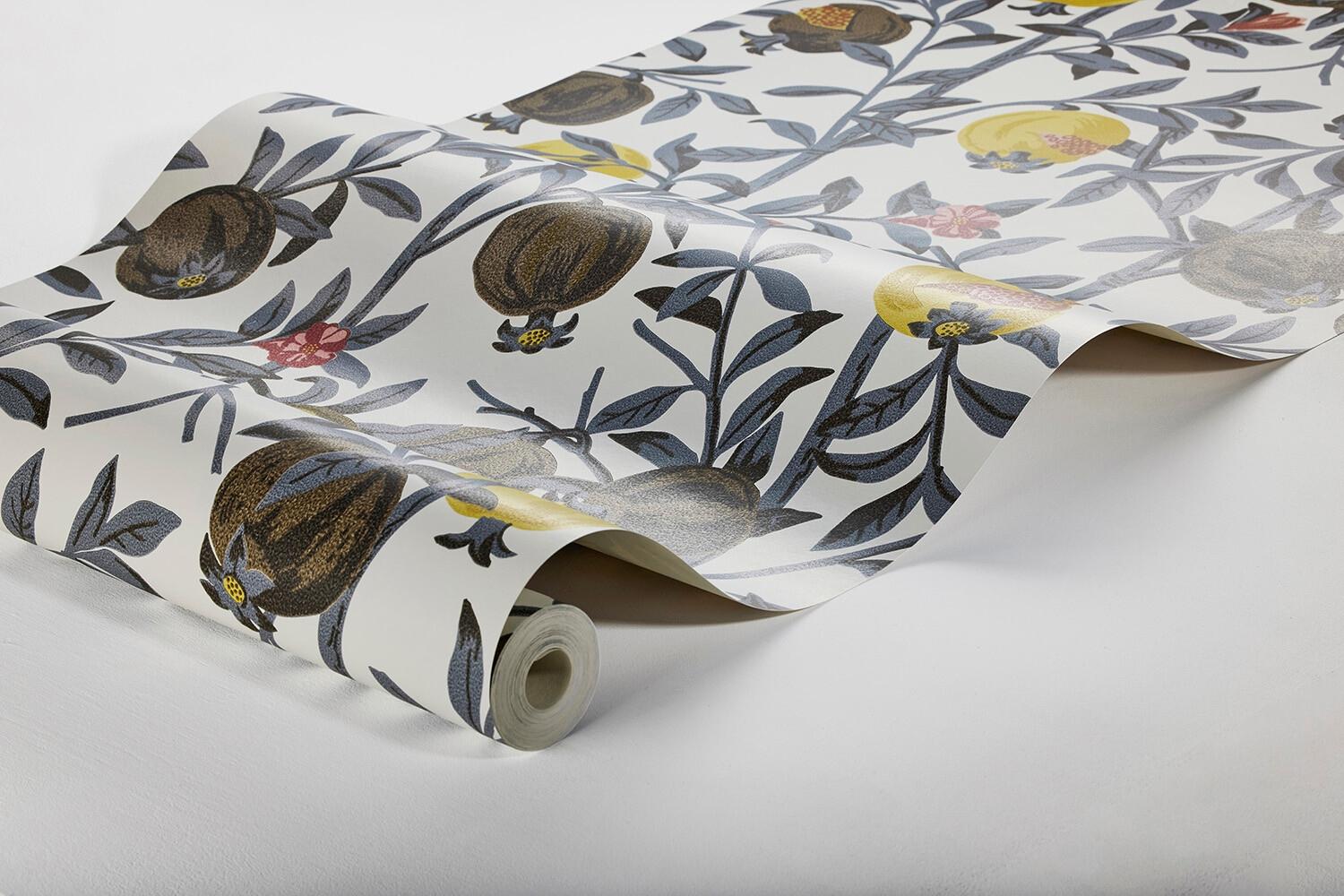 Gocken Jobs Granatäpple tapet med botaniskt, blommigt, retro mönster i grå. Från kollektionen Scandinavian Designers III. Nonwoven-material med rak passning.