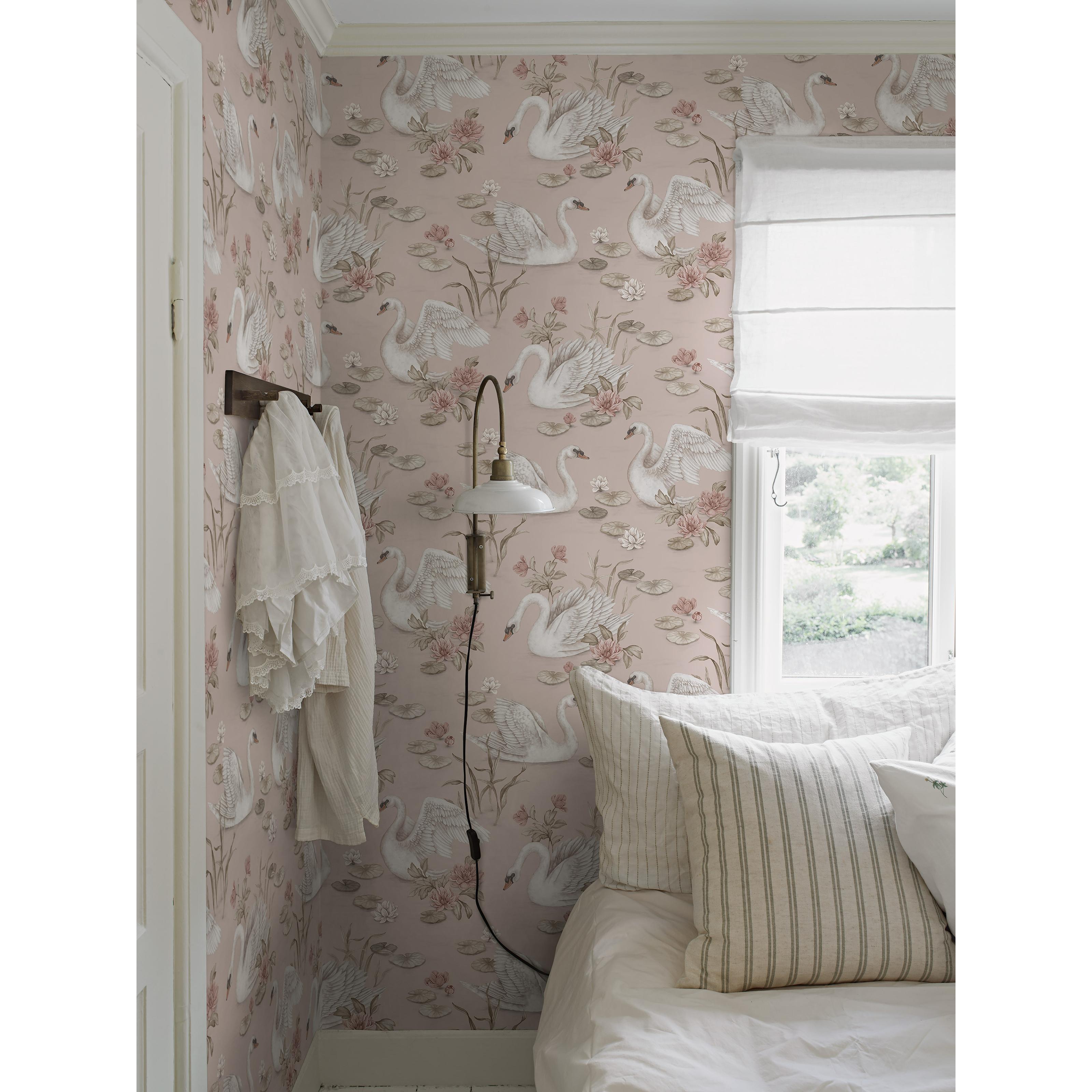 Lily Swan rosa, tapet tapet med djur, blommigt mönster i rosa. Från kollektionen Newbie II Wallpaper. Nonwoven-material med förskjuten passning. Passar i sovrum.