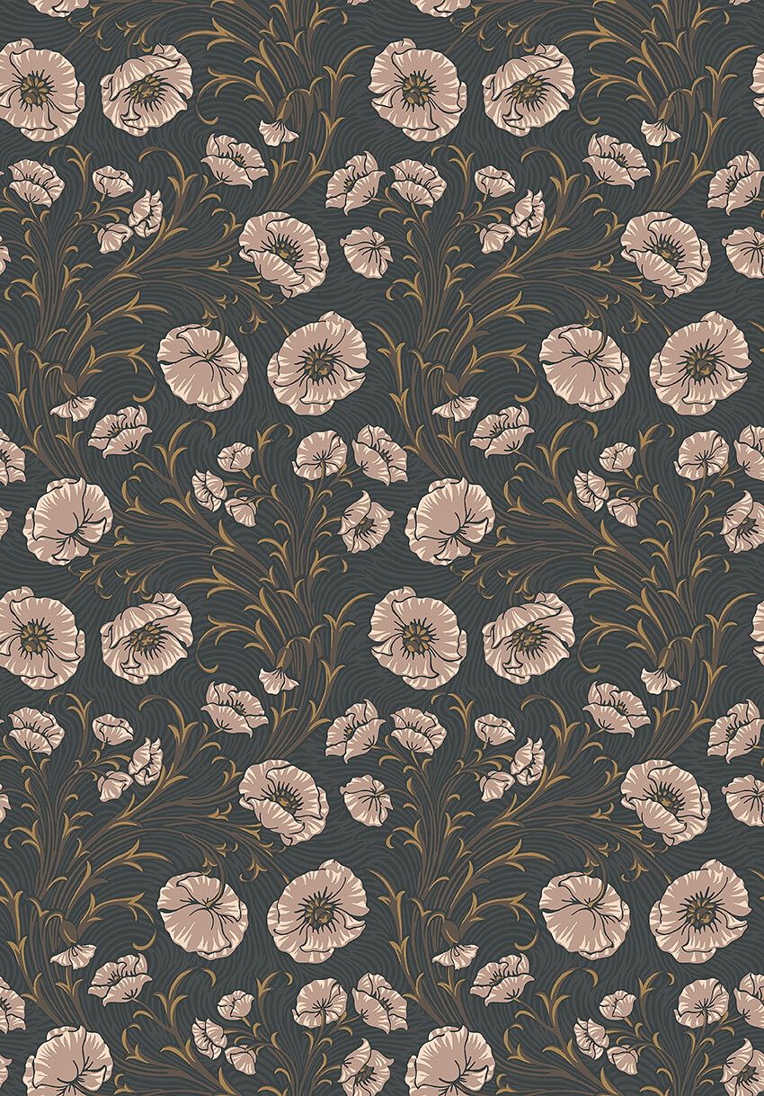 Poppy Flow blommor på brun botten tapet med blommigt mönster i svart. Från kollektionen Treasured. Nonwoven-material med rak passning. Passar i kök, hall och arbetsrum.