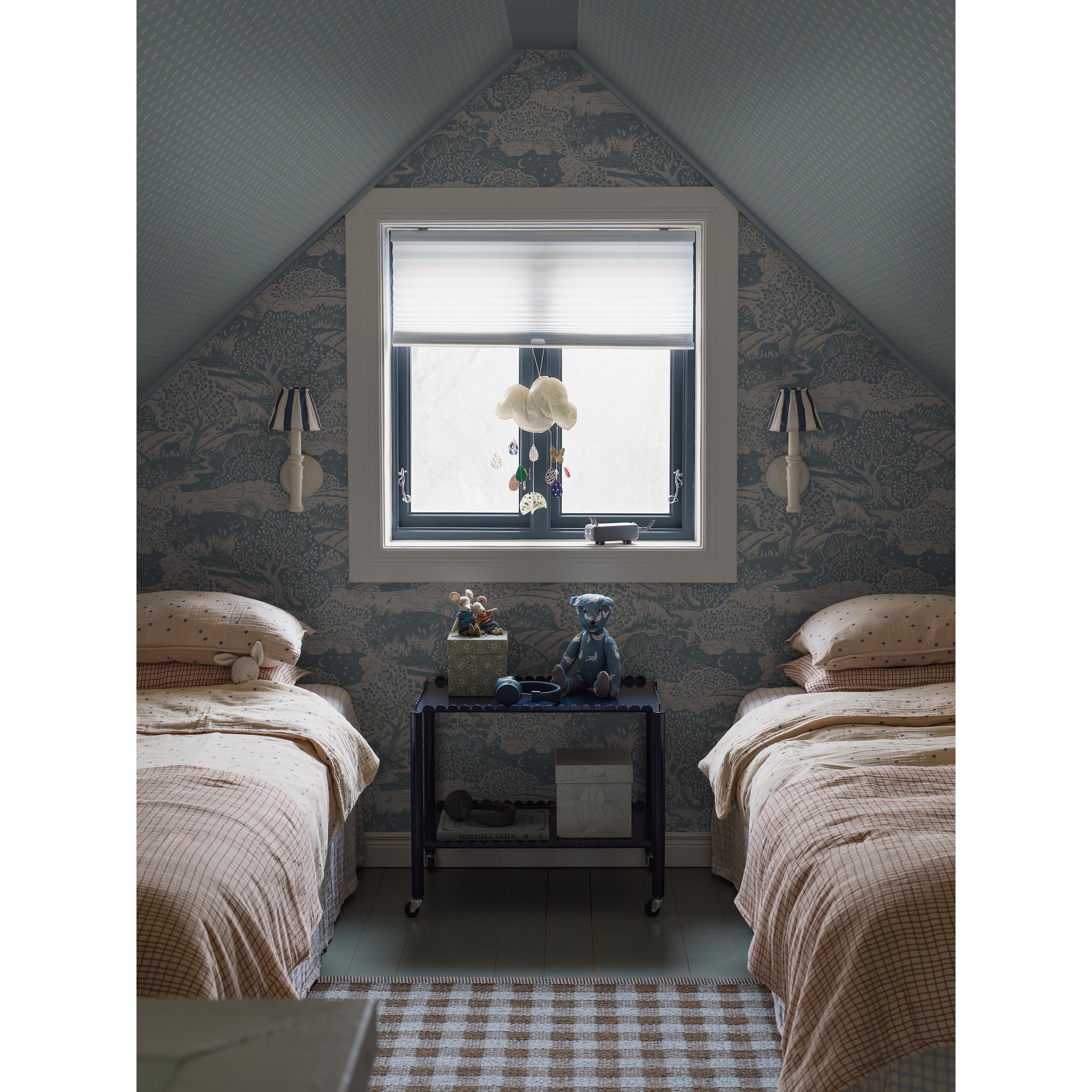 Solängen blå, tapet tapet med djur, naturochlandskap mönster i blå. Från kollektionen Nordic Folk. Nonwoven-material med förskjuten passning. Passar i tonårsrum och sovrum.