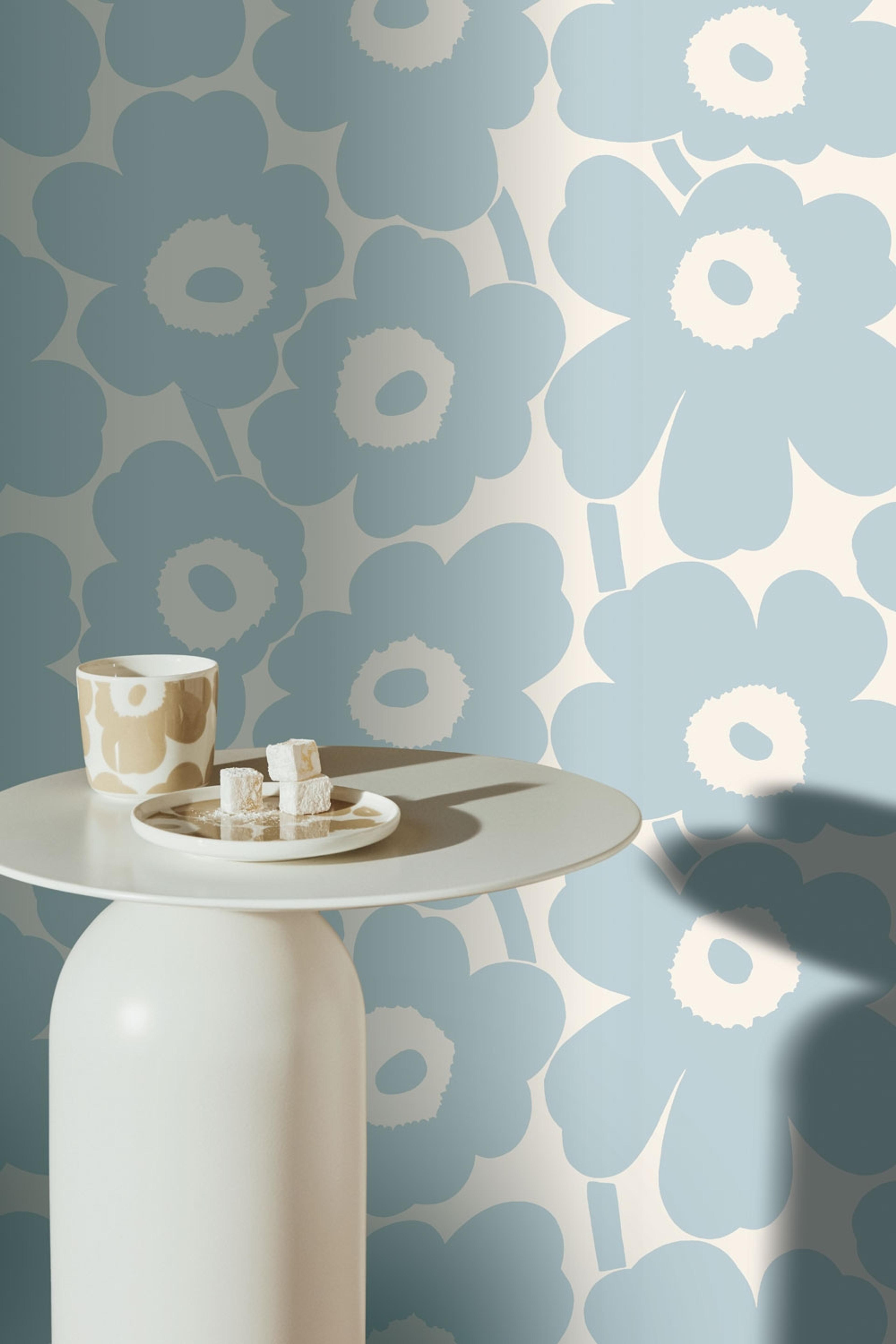 Unikko tapet med blommigt mönster i blå. Från kollektionen Marimekko 6. Nonwoven-material med förskjuten passning.