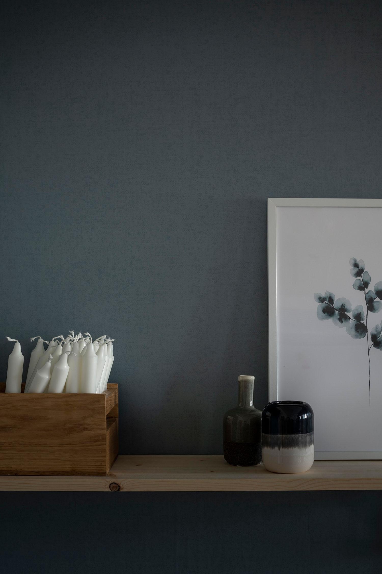 Linne, Blå tapet enfärgad i blå. Från kollektionen enfargadochrandig. Nonwoven-material med ingen mönsterpassning.