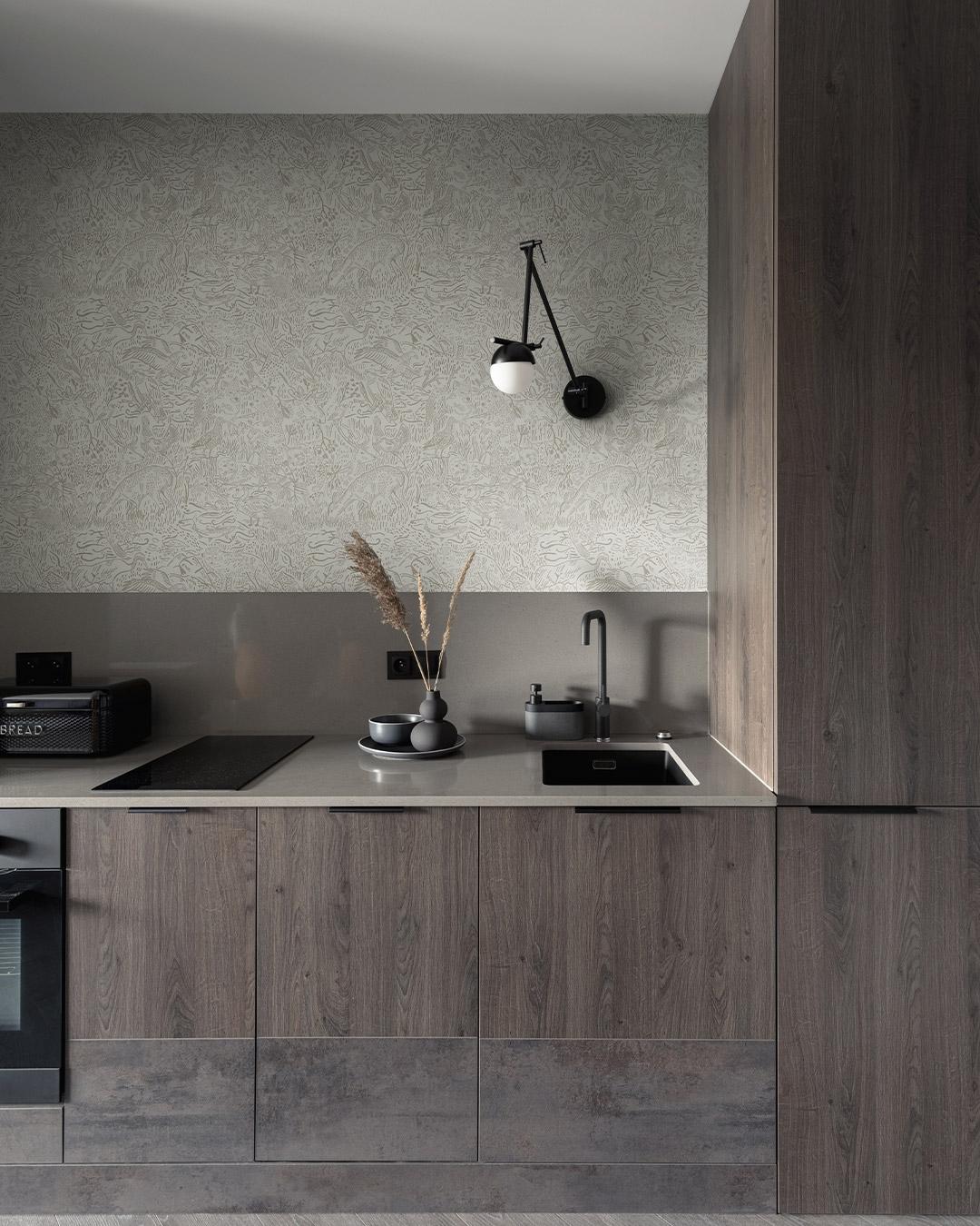 Klara o Tove landskapsdjur vit, tapet tapet med naturochlandskap mönster i vit. Från kollektionen Klara o Tove. Nonwoven-material med rak passning. Passar i vardagsrum, sovrum och hall.