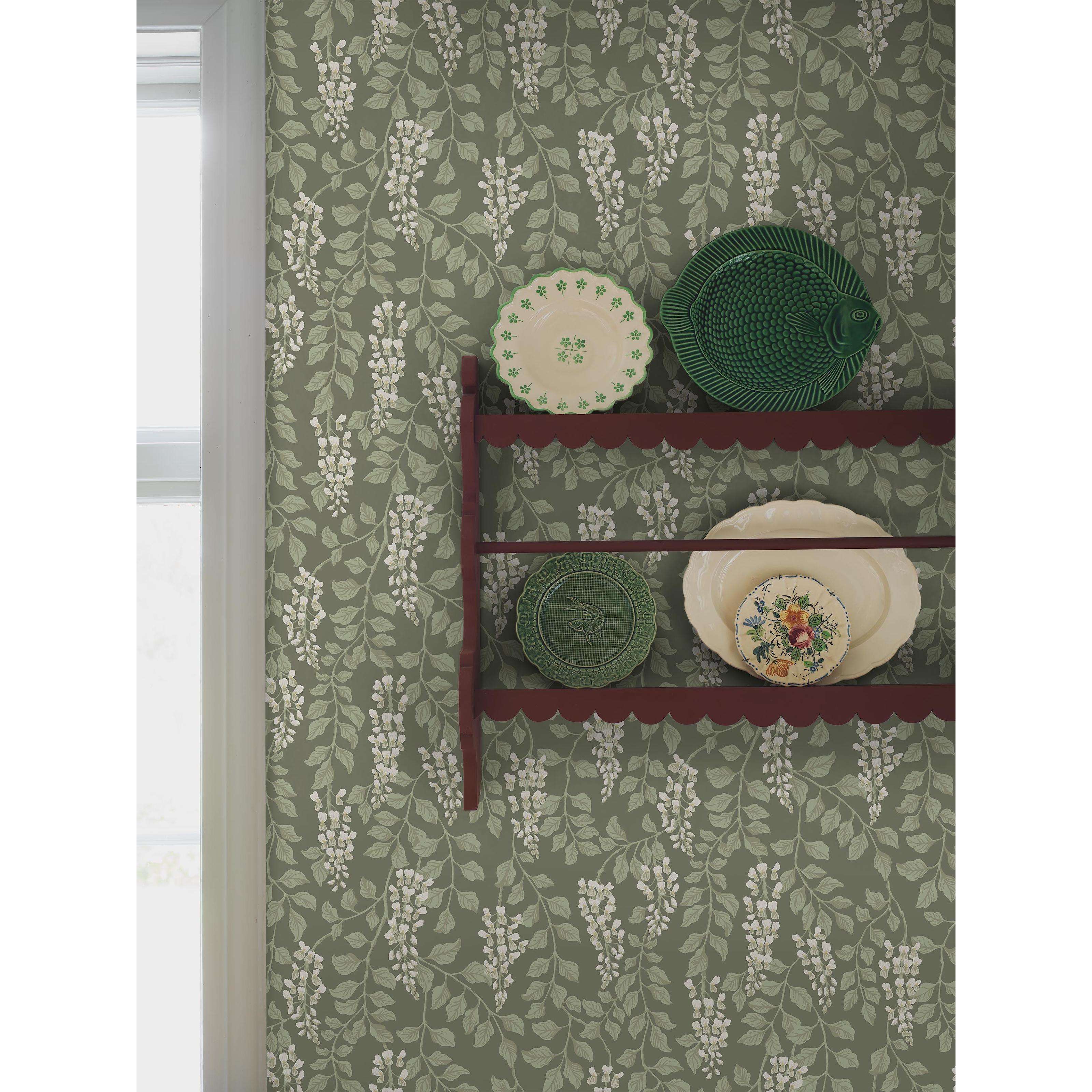 Blåregn grön, tapet tapet med botaniskt, blommigt mönster i grön. Från kollektionen Orangeri. Nonwoven-material med förskjuten passning. Passar i vardagsrum och kök.