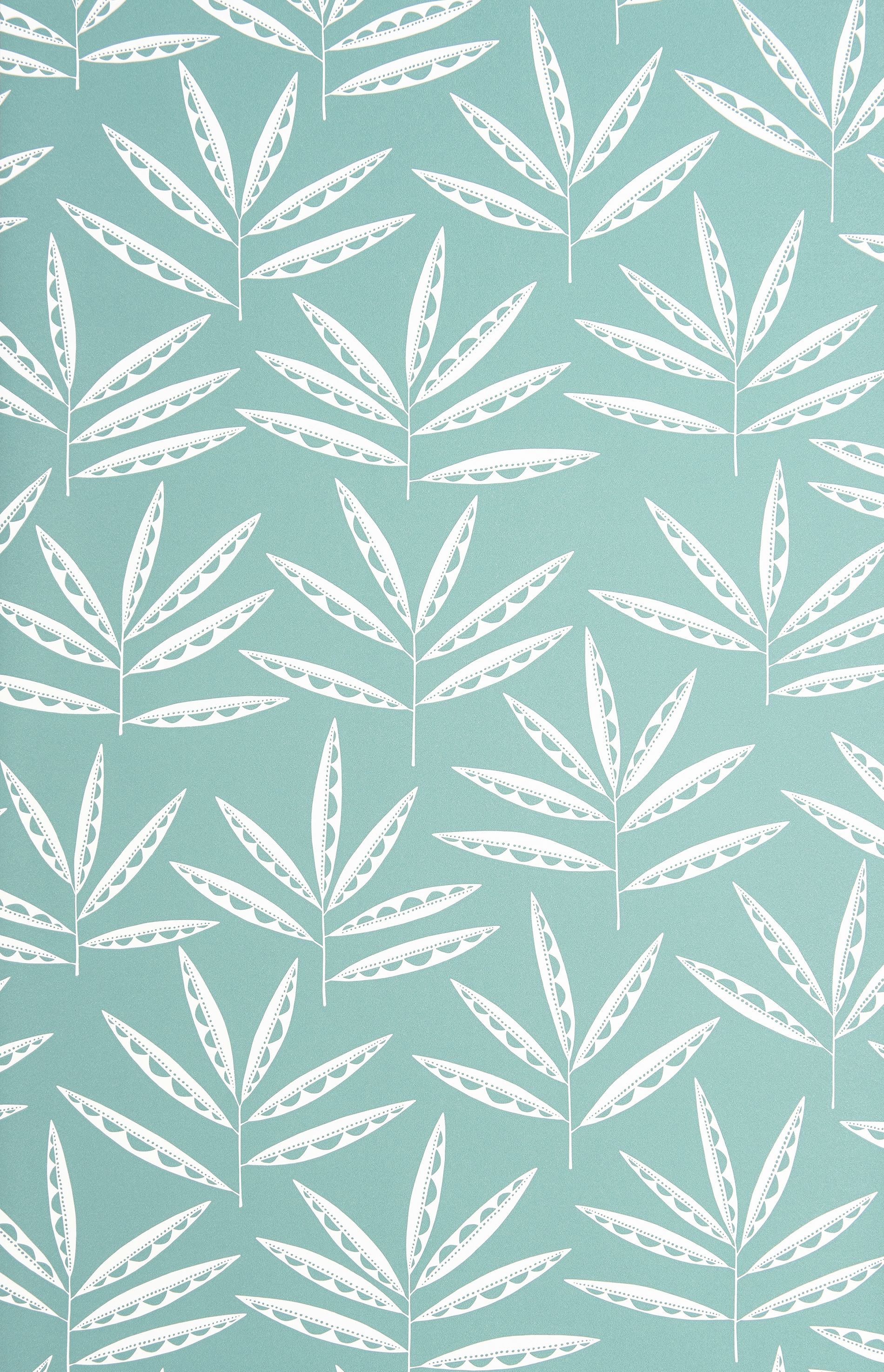 Pea Pods tapet från Midbec med botaniskt, retro mönster i turkos. Från kollektionen Seven Sisters. Nonwoven-material med förskjuten passning.