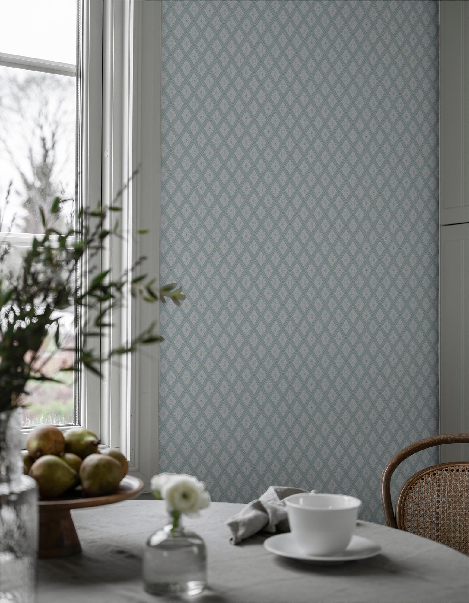 Selma Ljusblå tapet med rutigt mönster i blå. Från kollektionen Flora. Nonwoven-material med rak passning.