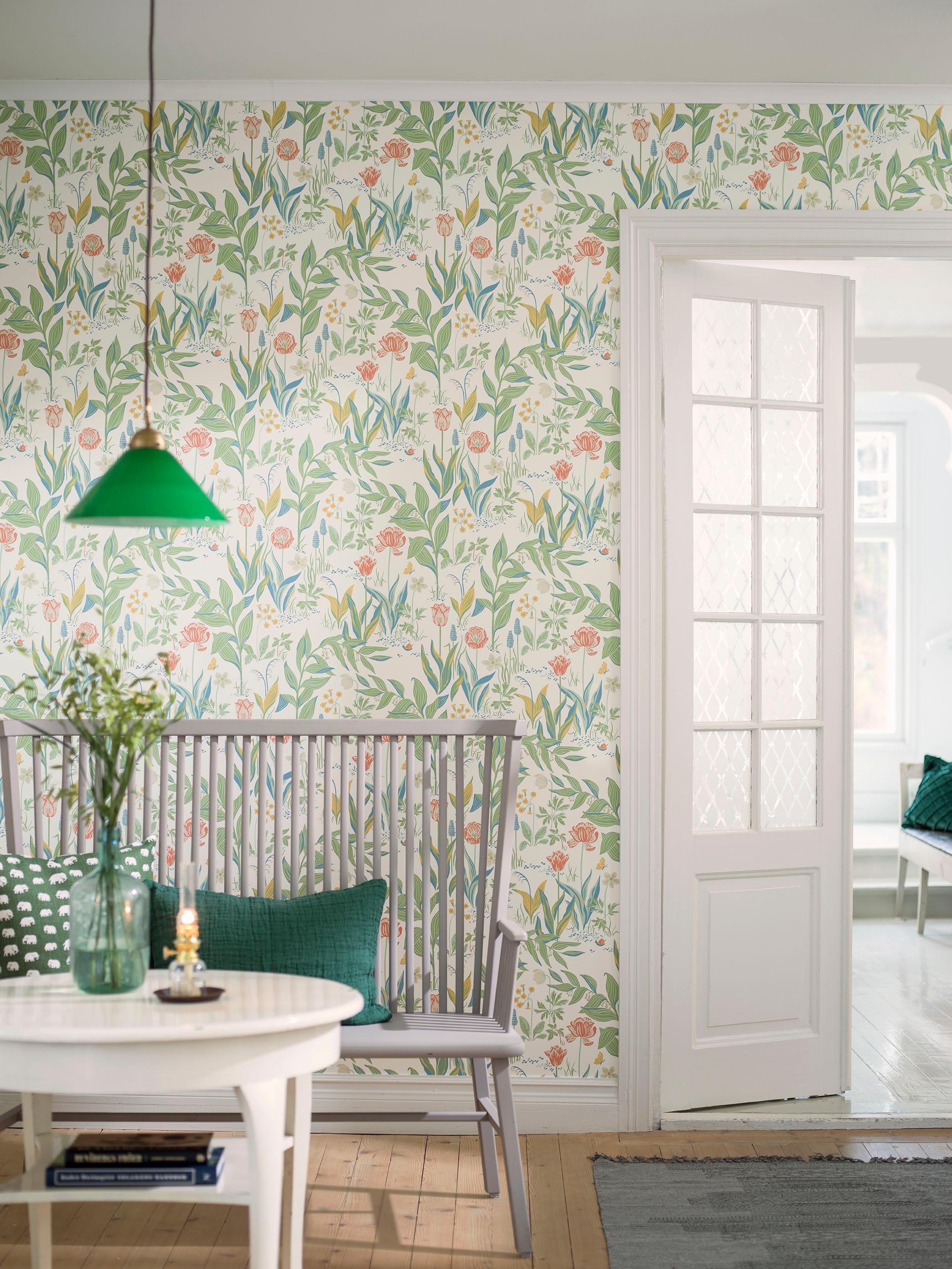 Spring Garden tapet från Boråstapeter med blommigt mönster i vit och grön. Från kollektionen In Bloom. Nonwoven-material med förskjuten passning. Vintage, country, city-stil. Passar i vardagsrum, sovrum och hall.