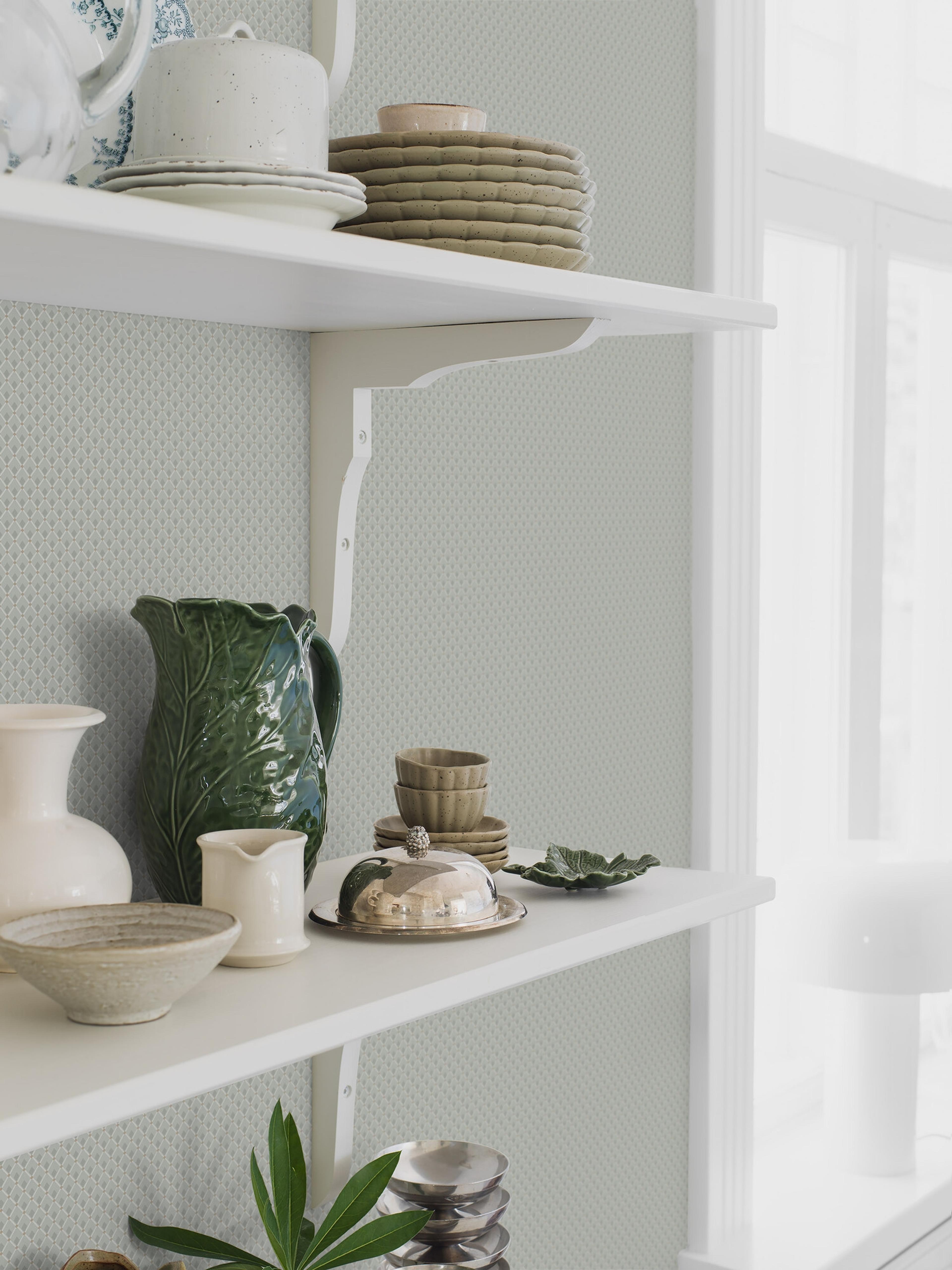 Fredrika tapet med trellis mönster i grön och beige. Från kollektionen timeless traditions. Nonwoven-material med rak passning.