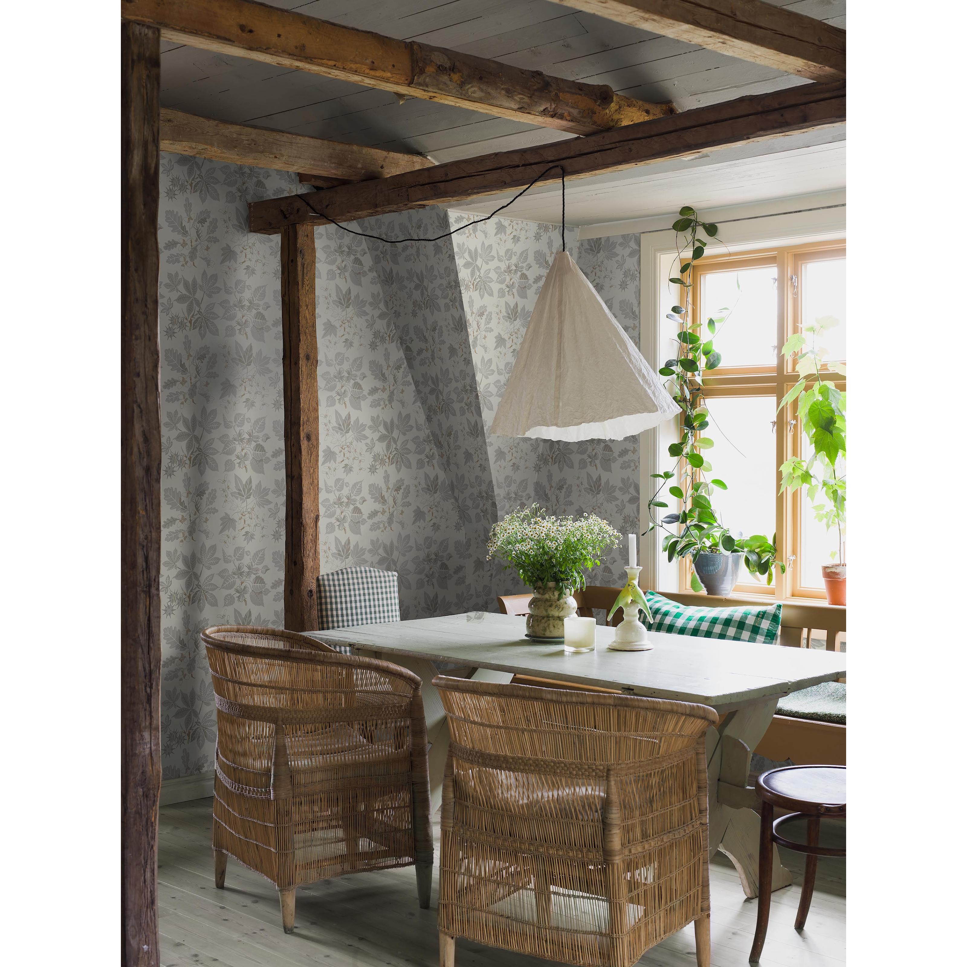 Arboretum grå, tapet tapet med naturochlandskap mönster i grå. Från kollektionen Nordic Folk. Nonwoven-material med förskjuten passning. Passar i matsal.