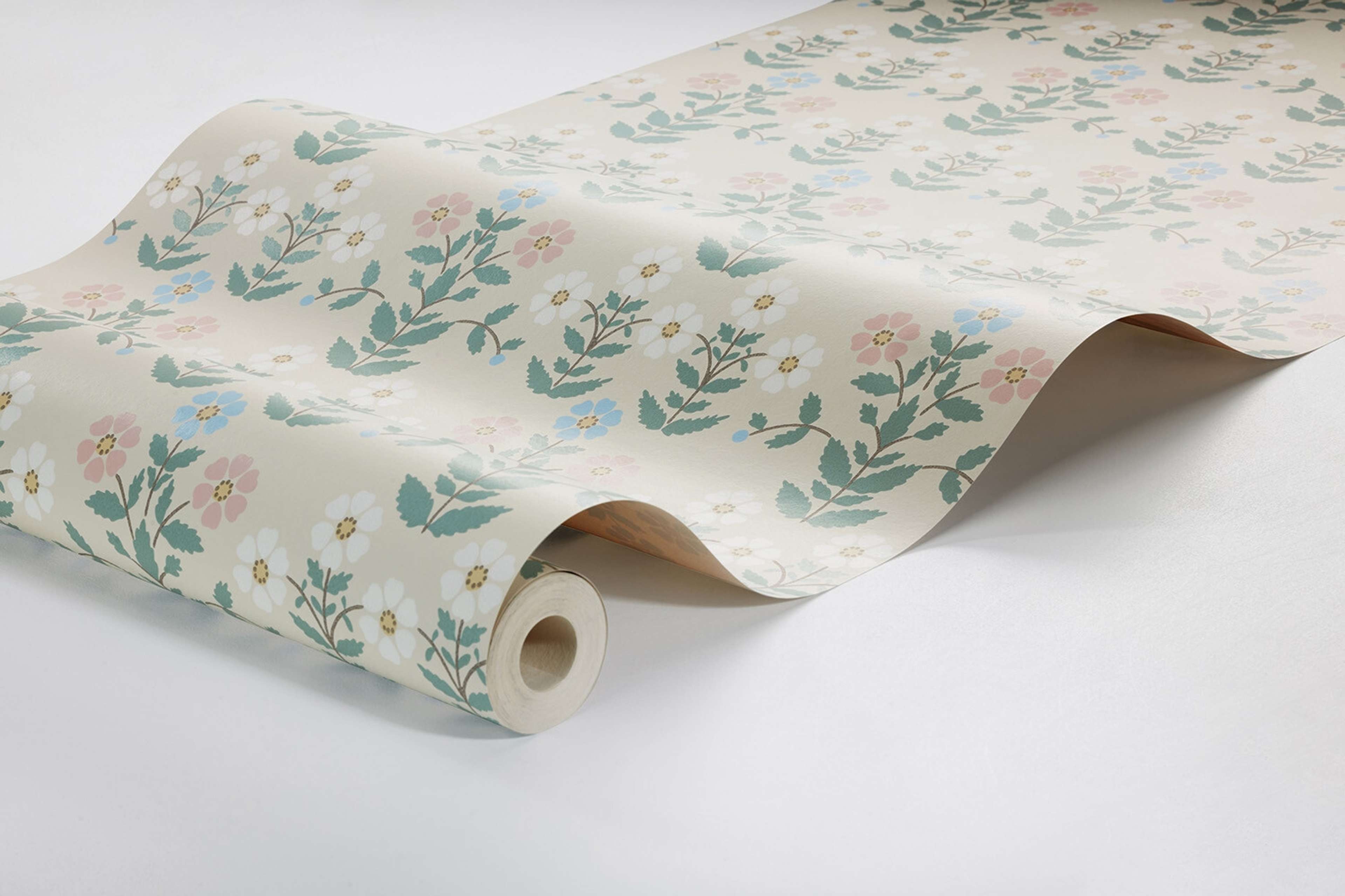 Sippor tapet med blommigt mönster i vit. Från kollektionen New Heritage. Nonwoven-material med rak passning.