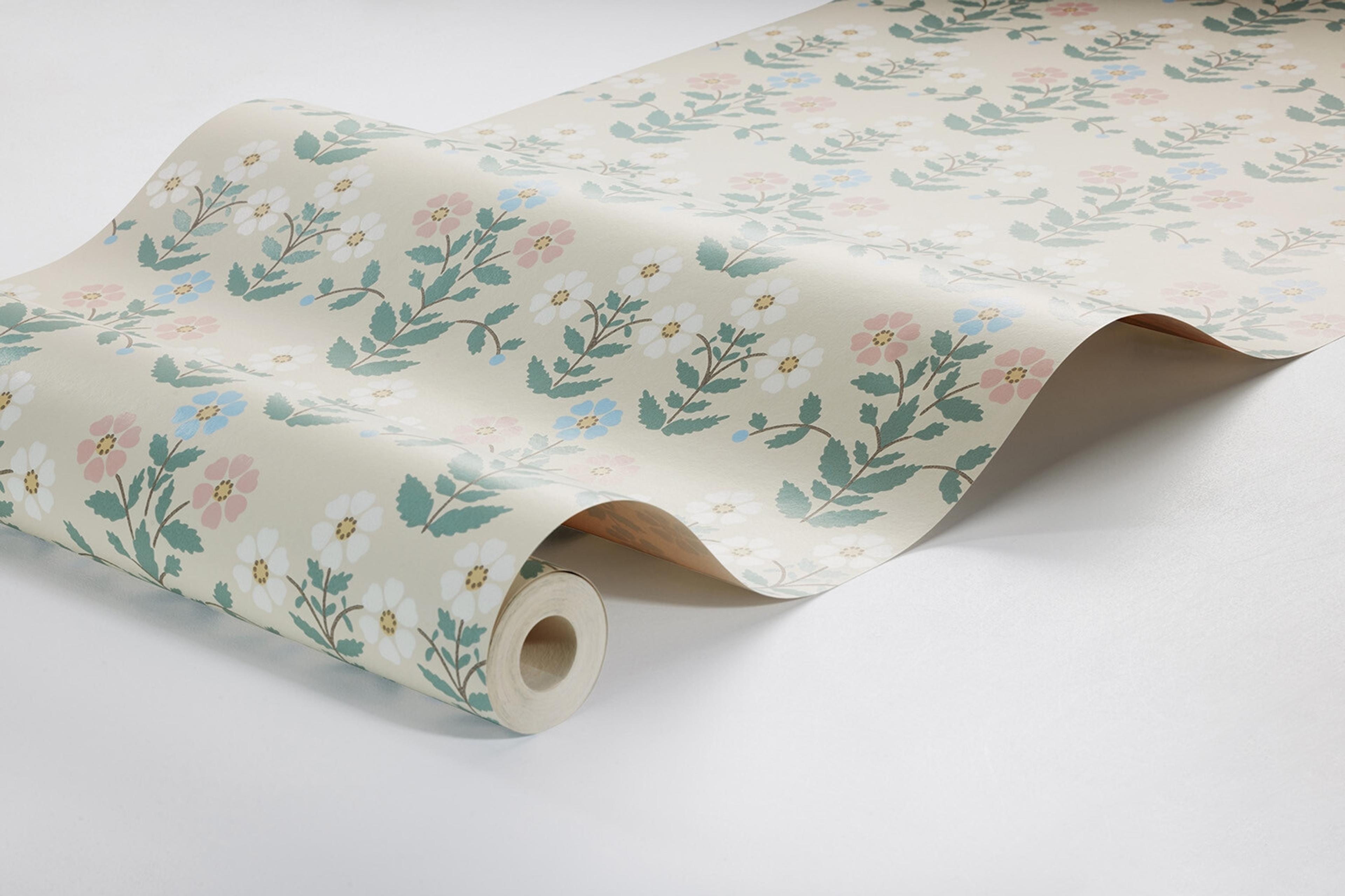 Sippor tapet med blommigt mönster i vit. Från kollektionen New Heritage. Nonwoven-material med rak passning.