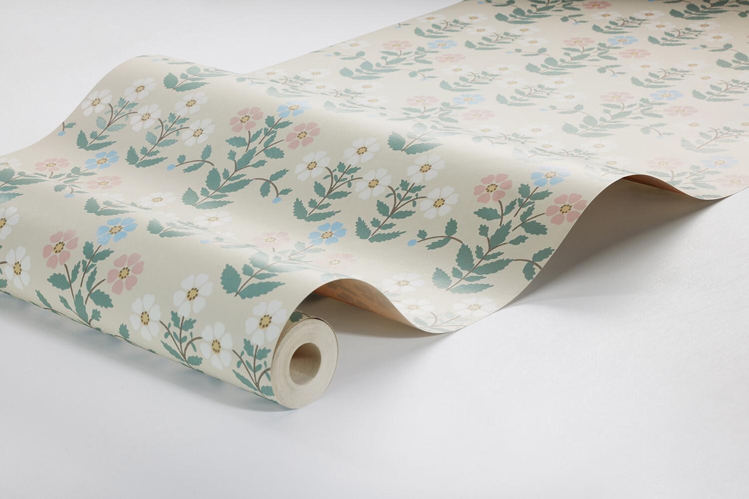Sippor tapet med blommigt mönster i vit. Från kollektionen New Heritage. Nonwoven-material med rak passning.