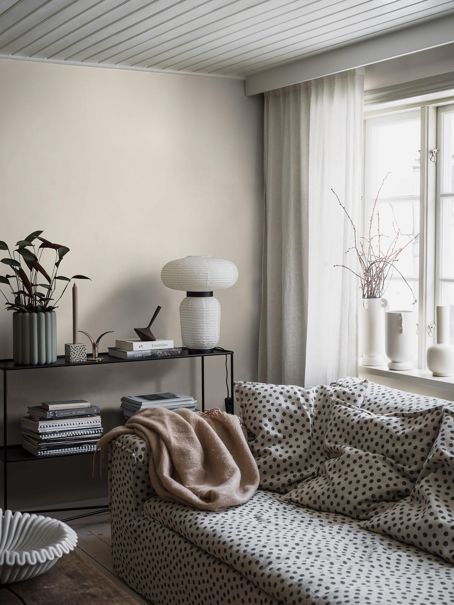 Cream Linen tapet med enfargat, textilimitation mönster i vit. Från kollektionen Linen. Nonwoven-material. Passar i vardagsrum och matsal.