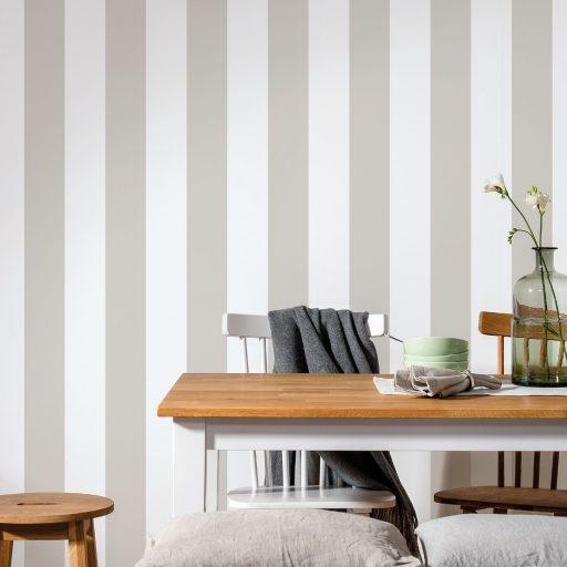 Bred Rand, beige tapet från duro med randigt mönster i grå och beige. Från kollektionen Rand & Kulör. Nonwoven-material.