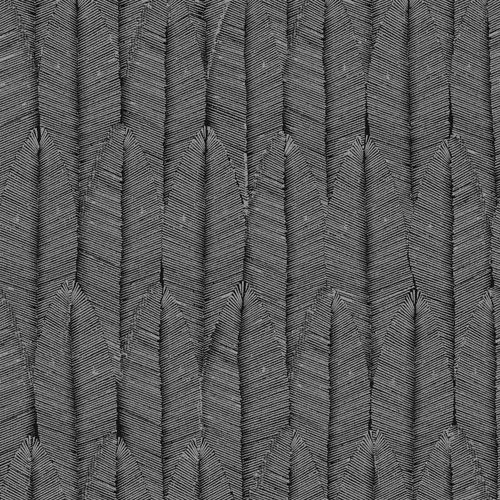 Ayo Night tapet tapet från Midbec med botaniskt mönster i silver och grå. Från kollektionen Tribute. Nonwoven-material med förskjuten passning. Passar i vardagsrum, matsal och hall.