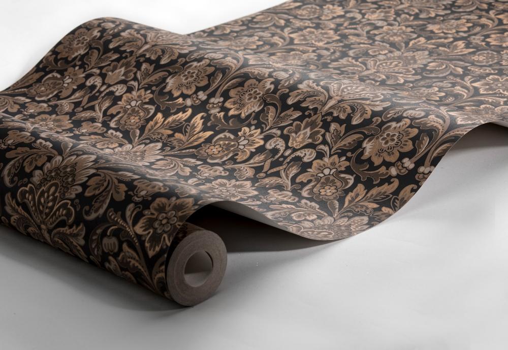 Foglavik, brun/svart tapet från Boråstapeter med blommigt mönster i guld och brun. Från kollektionen anno. Nonwoven-material med rak passning. Lyx, country-stil. Passar i sovrum och matsal.
