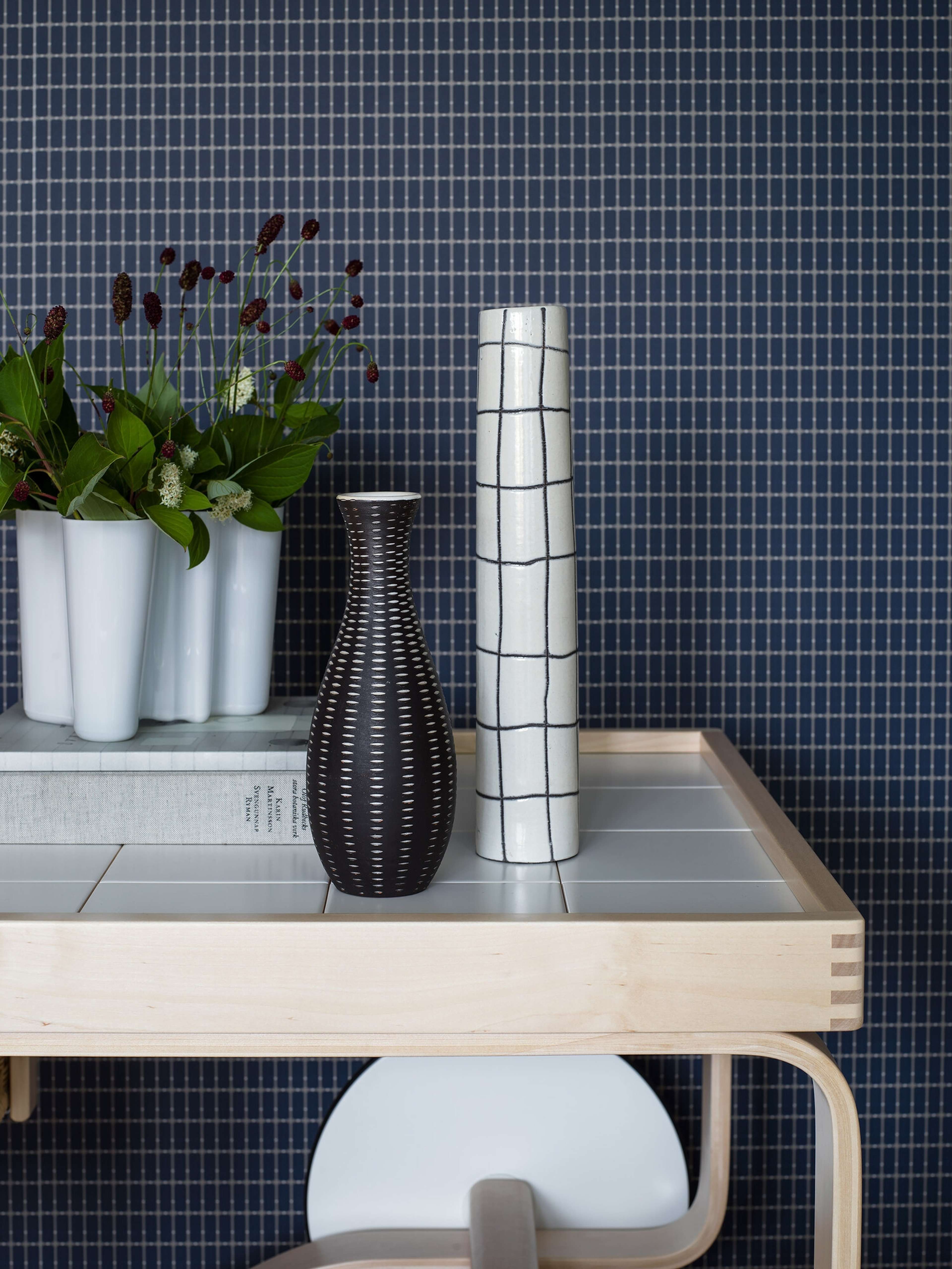 Alvar Aalto M.I.T tapet med rutigt, retro mönster i blå. Från kollektionen Scandinavian Designers III. Nonwoven-material med rak passning. Vintage-stil.​​​​‌﻿‍﻿​‍​‍‌‍﻿﻿‌﻿​‍‌‍‍‌‌‍‌﻿‌‍‍‌‌‍﻿‍​‍​‍​﻿‍‍​‍​‍‌﻿​﻿‌‍​‌‌‍﻿‍‌‍‍‌‌﻿‌​‌﻿‍‌​‍﻿‍‌‍‍‌‌‍﻿﻿​‍​‍​‍﻿​​‍​‍‌‍‍​‌﻿​‍‌‍‌‌‌‍‌‍​‍​‍​﻿‍‍​‍​‍‌‍‍​‌﻿‌​‌﻿‌​‌﻿​​‌﻿​﻿​﻿‍‍​‍﻿﻿​‍﻿﻿‌﻿‌﻿‌﻿‌﻿‌﻿‌﻿​‍﻿‍‌‍​﻿‌‍﻿﻿‌‍﻿​‌‍﻿﻿‌﻿​‍‌‍​‌‌‍﻿‌‌‍​‌​‍﻿‍‌﻿​﻿‌‍‌‌​‍﻿﻿‌﻿​﻿‌﻿‌​‌﻿‌‌‌‍‌​‌‍‍‌‌‍﻿﻿​‍﻿﻿‌‍‍‌‌‍﻿‍‌﻿‌​‌‍‌‌‌‍﻿‍‌﻿‌​​‍﻿﻿‌‍‌‌‌‍‌​‌‍‍‌‌﻿‌​​‍﻿﻿‌‍﻿‌‌‍﻿﻿‌‍‌​‌‍‌‌​﻿﻿‌‌﻿​​‌﻿​‍‌‍‌‌‌﻿​﻿‌‍‌‌‌‍﻿‍‌﻿‌​‌‍​‌‌﻿‌​‌‍‍‌‌‍﻿﻿‌‍﻿‍​﻿‍﻿‌‍‍‌‌‍‌​​﻿﻿‌‌‍‍‌‌‍﻿‌‌‍​‌‌‍‌﻿‌‍‌‌​‍﻿‌​﻿‍​​﻿‌‌​﻿‌‌‌‍‌‍‌‍‌‌‌‍​‌​﻿‌‍​﻿​‍​﻿​​​﻿‍‌‌‍‌‌‌‍​‌​﻿‌‍​﻿‌‍‌‍​‌​﻿‌​​﻿‌‌​﻿‌​​﻿​‍​﻿‌‌​﻿‌‍​﻿​‌​﻿‍​​﻿​‍​﻿‌‍‌‍‌‍​﻿‍‌​﻿​‍‌‍​‍​﻿​﻿​﻿‌﻿‌‍‌‌​﻿‍​​﻿‌​‌‍​﻿​﻿​​​﻿​​​﻿‌‌‌‍​﻿​﻿‌‍​‍﻿‌​﻿​‌​﻿‌‌​﻿​​​﻿​​‌﻿‍​​﻿​‍​﻿​​​﻿​​​﻿​​​‍﻿‌‌‍‍‍‌﻿​​‌‍‌﻿​﻿‍﻿‌﻿‌​‌﻿‍‌‌﻿​​‌‍‌‌​﻿﻿‌‌﻿​﻿‌‍​‌‌‍﻿‍‌‍‍‌‌﻿‌​‌﻿‍‌​‍﻿‍‌‍‍‌‌‍﻿‌‌‍​‌‌‍‌﻿‌‍‌‌‌​​‌‌﻿​﻿‌﻿​﻿‌‍‌‌‌﻿‌​​﻿‍﻿‌﻿​​‌‍​‌‌﻿‌​‌‍‍​​﻿﻿‌‌‍​‌‌‍﻿​‌﻿‌​‌‌‌​‌‍‌‌‌﻿‍​‌﻿‌​​﻿﻿﻿‌‍​‍‌‍​‌‌﻿​﻿‌‍‌‌‌‌‌‌‌﻿​‍‌‍﻿​​﻿﻿‌‌‍‍​‌﻿‌​‌﻿‌​‌﻿​​‌﻿​﻿​‍‌‌​﻿​﻿‌​​‌​‍‌‌​﻿​‍‌​‌‍​‍‌‌​﻿​‍‌​‌‍‌﻿‌﻿‌﻿‌﻿‌﻿‌﻿​‍﻿‍‌‍​﻿‌‍﻿﻿‌‍﻿​‌‍﻿﻿‌﻿​‍‌‍​‌‌‍﻿‌‌‍​‌​‍﻿‍‌﻿​﻿‌‍‌‌​‍‌‌​﻿​‍‌​‌‍‌﻿​﻿‌﻿‌​‌﻿‌‌‌‍‌​‌‍‍‌‌‍﻿﻿​‍‌‍‌‍‍‌‌‍‌​​﻿﻿‌‌‍‍‌‌‍﻿‌‌‍​‌‌‍‌﻿‌‍‌‌​‍﻿‌​﻿‍​​﻿‌‌​﻿‌‌‌‍‌‍‌‍‌‌‌‍​‌​﻿‌‍​﻿​‍​﻿​​​﻿‍‌‌‍‌‌‌‍​‌​﻿‌‍​﻿‌‍‌‍​‌​﻿‌​​﻿‌‌​﻿‌​​﻿​‍​﻿‌‌​﻿‌‍​﻿​‌​﻿‍​​﻿​‍​﻿‌‍‌‍‌‍​﻿‍‌​﻿​‍‌‍​‍​﻿​﻿​﻿‌﻿‌‍‌‌​﻿‍​​﻿‌​‌‍​﻿​﻿​​​﻿​​​﻿‌‌‌‍​﻿​﻿‌‍​‍﻿‌​﻿​‌​﻿‌‌​﻿​​​﻿​​‌﻿‍​​﻿​‍​﻿​​​﻿​​​﻿​​​‍﻿‌‌‍‍‍‌﻿​​‌‍‌﻿​‍‌‍‌﻿‌​‌﻿‍‌‌﻿​​‌‍‌‌​﻿﻿‌‌﻿​﻿‌‍​‌‌‍﻿‍‌‍‍‌‌﻿‌​‌﻿‍‌​‍﻿‍‌‍‍‌‌‍﻿‌‌‍​‌‌‍‌﻿‌‍‌‌‌​​‌‌﻿​﻿‌﻿​﻿‌‍‌‌‌﻿‌​​‍‌‍‌﻿​​‌‍​‌‌﻿‌​‌‍‍​​﻿﻿‌‌‍​‌‌‍﻿​‌﻿‌​‌‌‌​‌‍‌‌‌﻿‍​‌﻿‌​​‍‌‍‌﻿​​‌‍‌‌‌﻿​‍‌﻿​﻿‌﻿​​‌‍‌‌‌‍​﻿‌﻿‌​‌‍‍‌‌﻿‌‍‌‍‌‌​﻿﻿‌‌﻿​​‌﻿‌‌‌‍​‍‌‍﻿​‌‍‍‌‌﻿​﻿‌‍‍​‌‍‌‌‌‍‌​​‍​‍‌﻿﻿‌