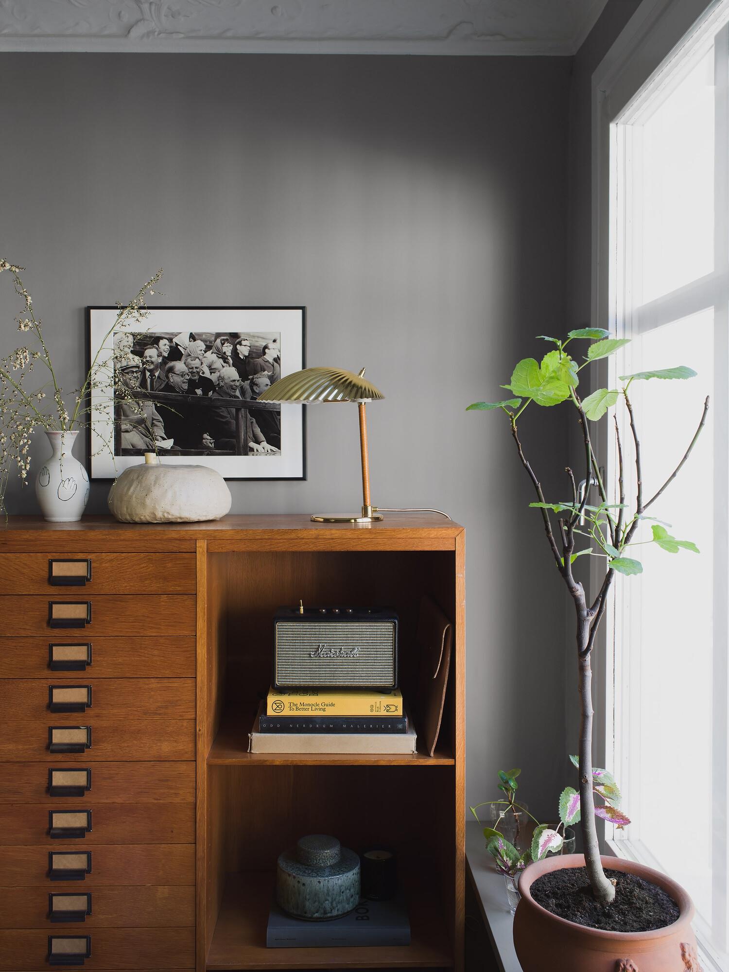 Stone Grey tapet enfärgad i grå. Från kollektionen Pigment. Nonwoven-material.