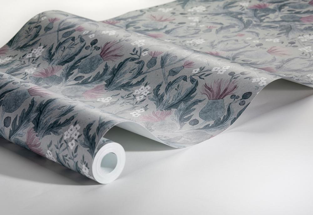 Thistle, blågrön tapet från Boråstapeter med blommigt mönster i grå och blå. Från kollektionen In Bloom. Nonwoven-material med rak passning. Country, city-stil. Passar i vardagsrum, sovrum och hall.