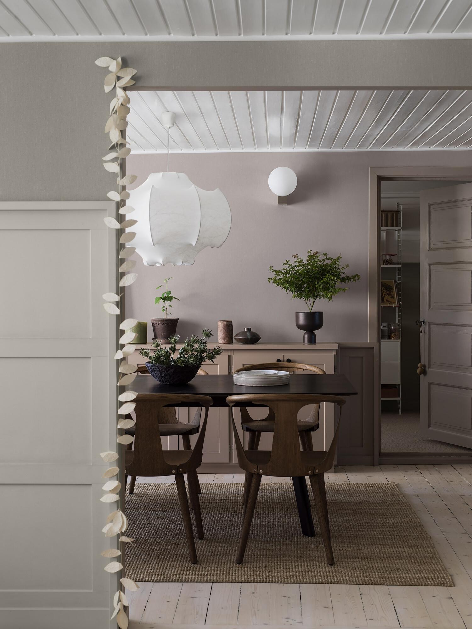 Heather tapet med enfargat, textilimitation mönster i lila. Från kollektionen Linen. Nonwoven-material. Passar i vardagsrum och matsal.