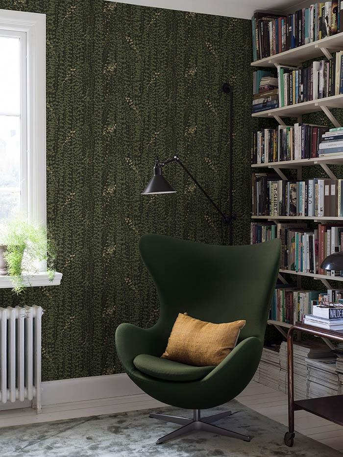 Arne Jacobsen Ranke tapet med botaniskt, retro mönster i grön. Från kollektionen Scandinavian Designers III. Nonwoven-material med rak passning.