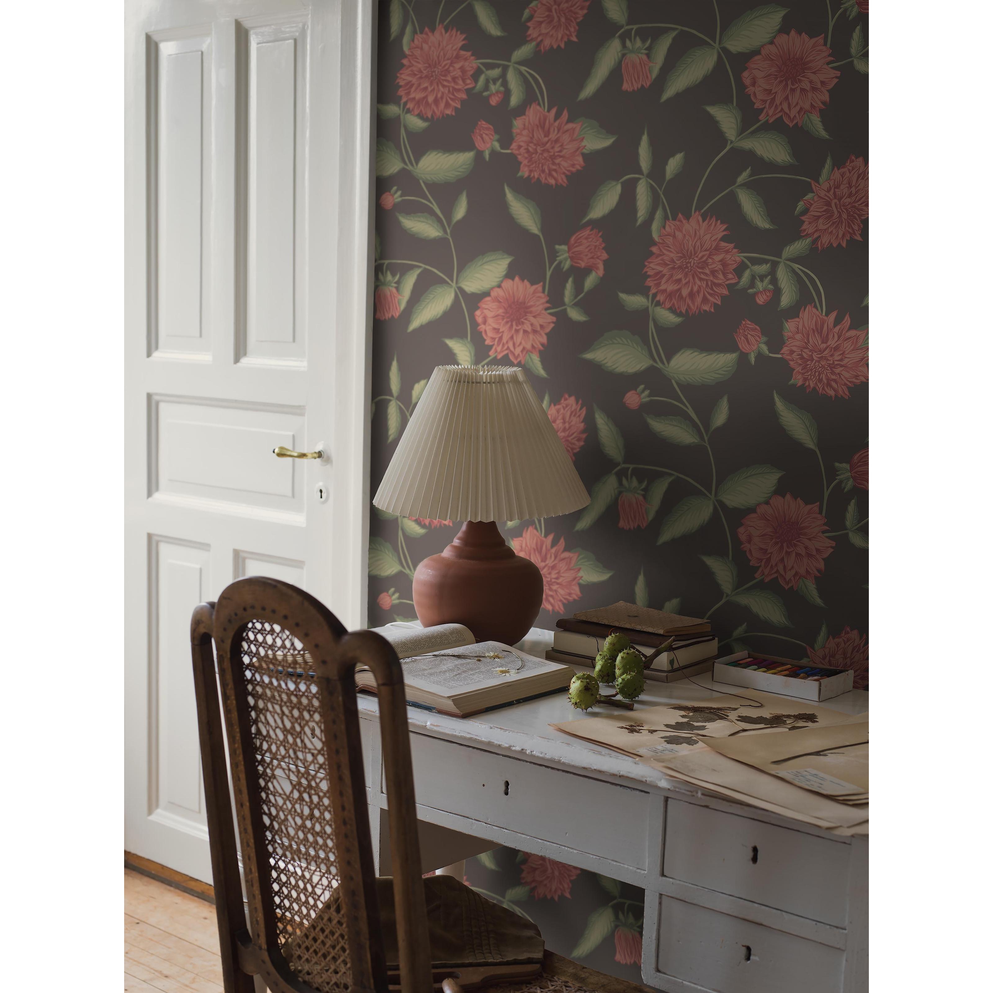 Dahliadröm brun, tapet tapet med botaniskt, blommigt mönster i brun. Från kollektionen Orangeri. Nonwoven-material med förskjuten passning. Passar i hall.