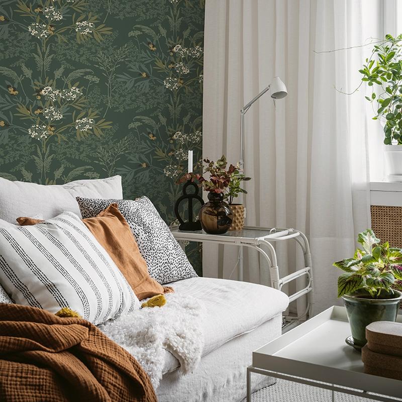 Strandäng, grön tapet tapet med blommigt mönster i grön. Från kollektionen Hav & Land. Nonwoven-material med förskjuten passning.