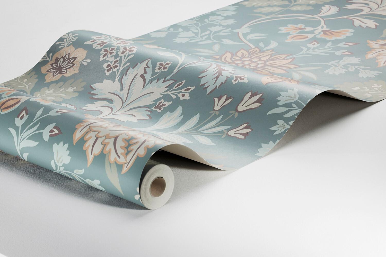 Alicia, dimblå tapet med blommigt mönster i blå. Från kollektionen Vårt Arkiv. Nonwoven-material med förskjuten passning. Country-stil.