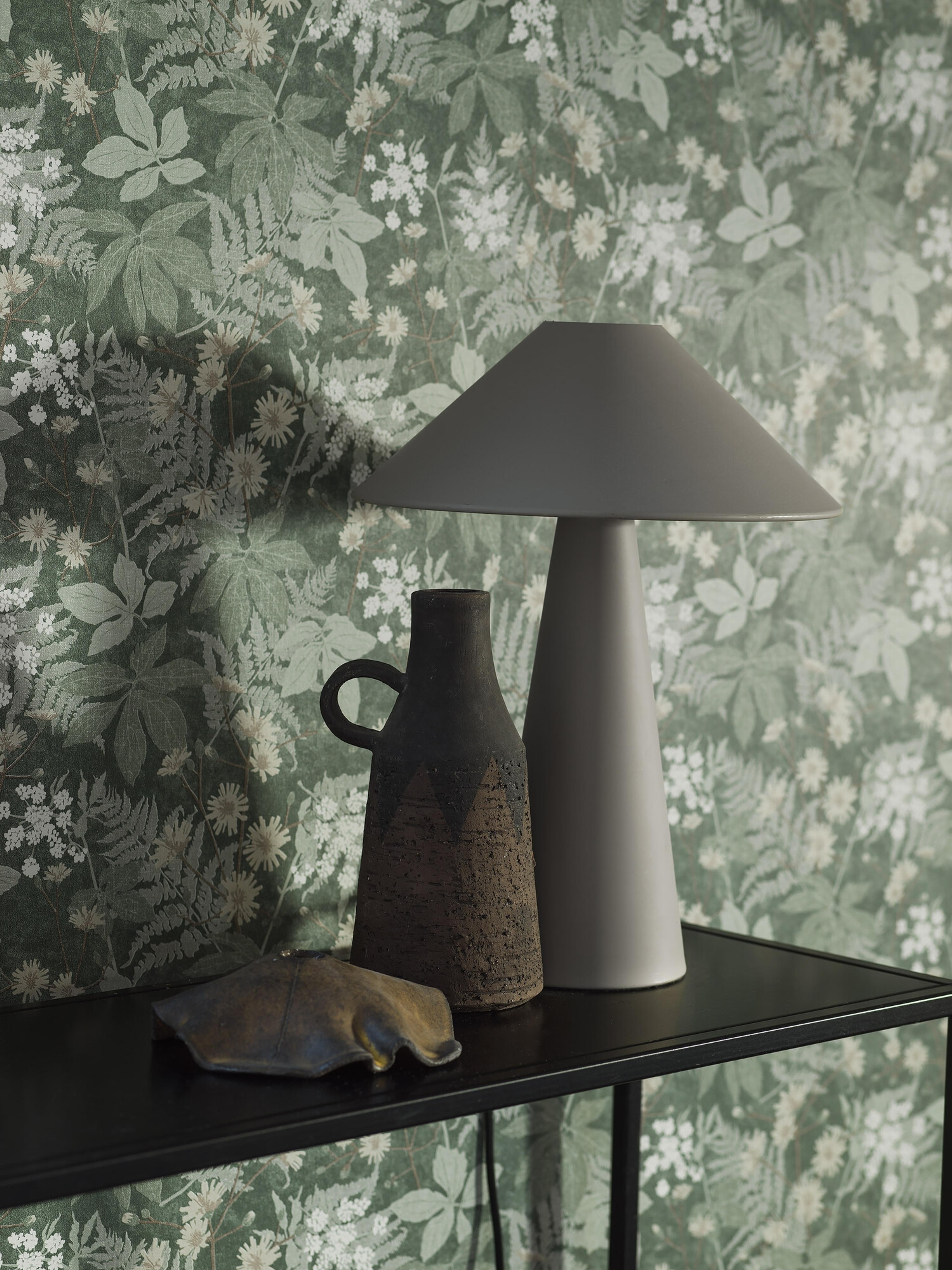 Lindskog tapet med botaniskt mönster i grön. Från kollektionen Essens. Nonwoven-material med rak passning. Passar i vardagsrum, matsal och kök.