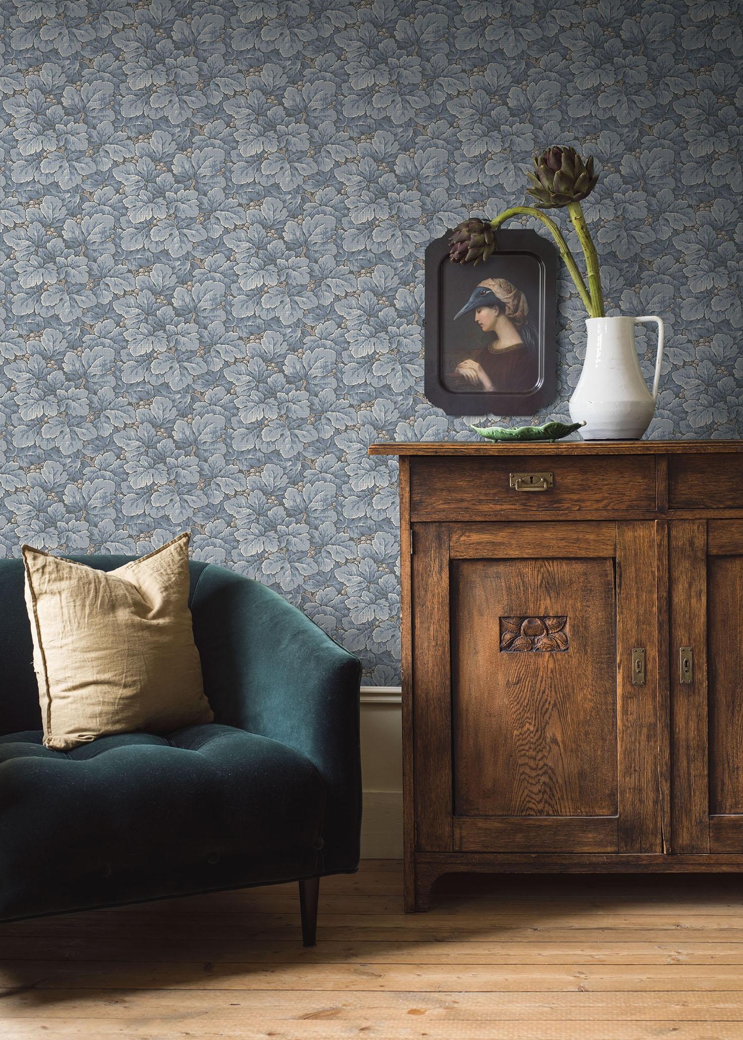 Waldemar, blågrå tapet från Boråstapeter med blommigt mönster i grå och blå. Från kollektionen anno. Nonwoven-material med rak passning. Country, city-stil. Passar i sovrum och matsal.