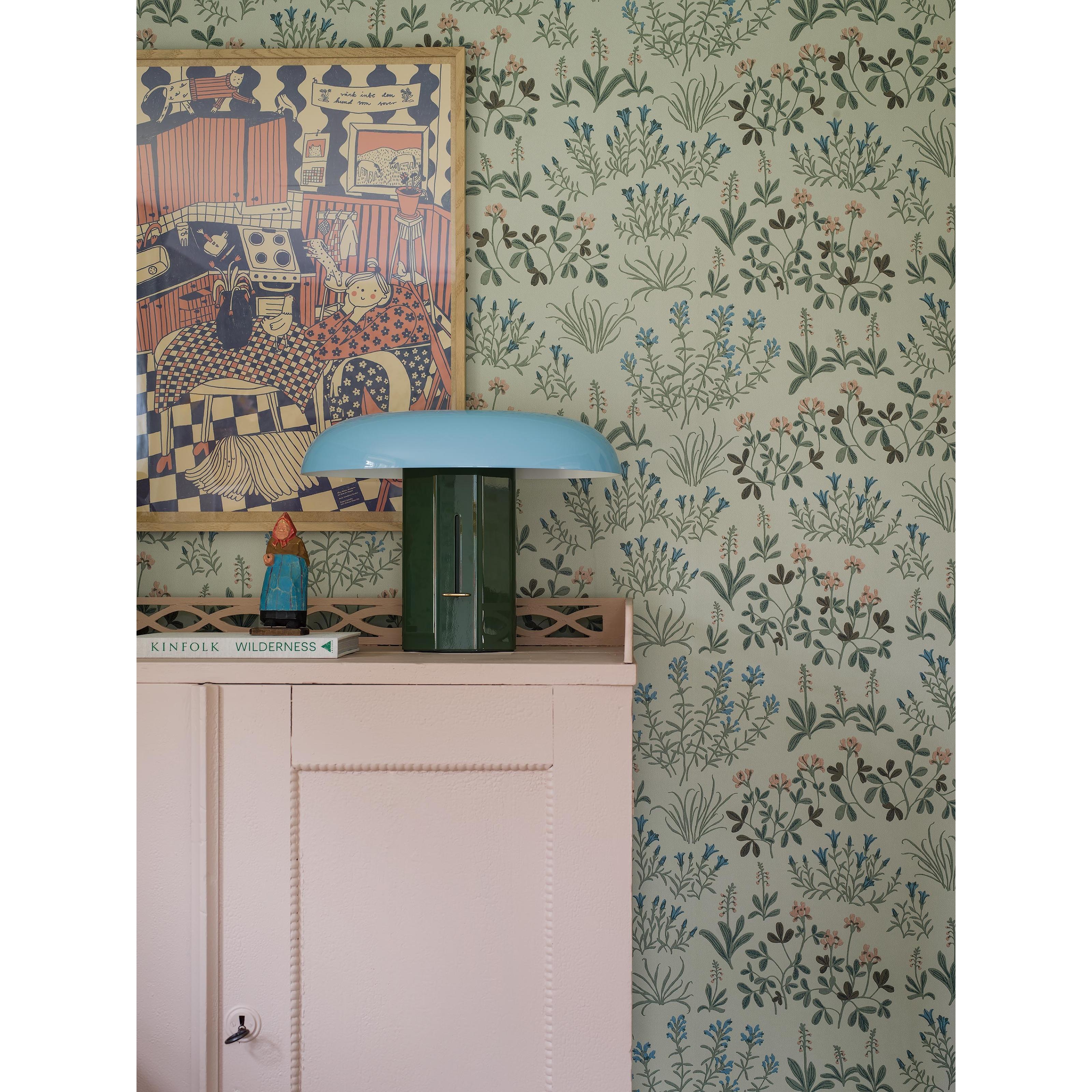 Noras Äng grön, tapet tapet med blommigt, naturochlandskap mönster i grön. Från kollektionen Nordic Folk. Nonwoven-material med förskjuten passning. Passar i sovrum.