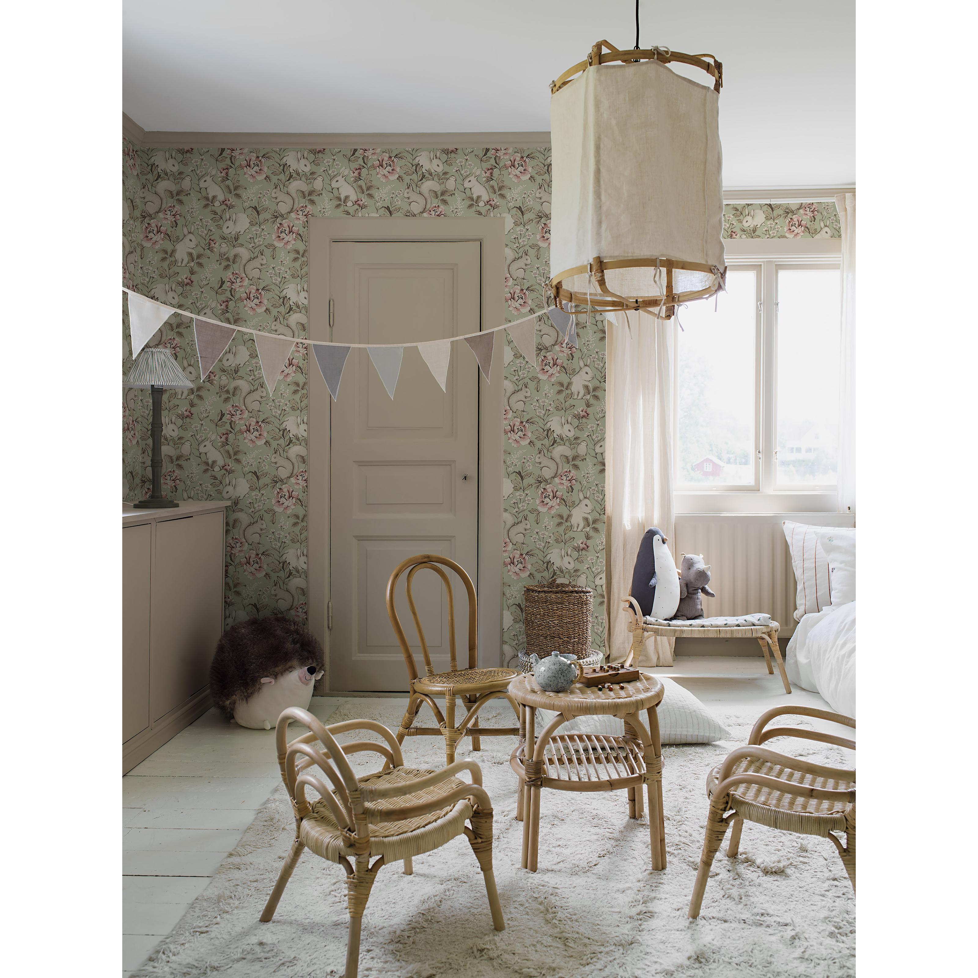 Magic Forest grön, tapet tapet med djur, blommigt, barnrum mönster i grön. Från kollektionen Newbie II Wallpaper. Nonwoven-material med rak passning. Passar i barnrum.