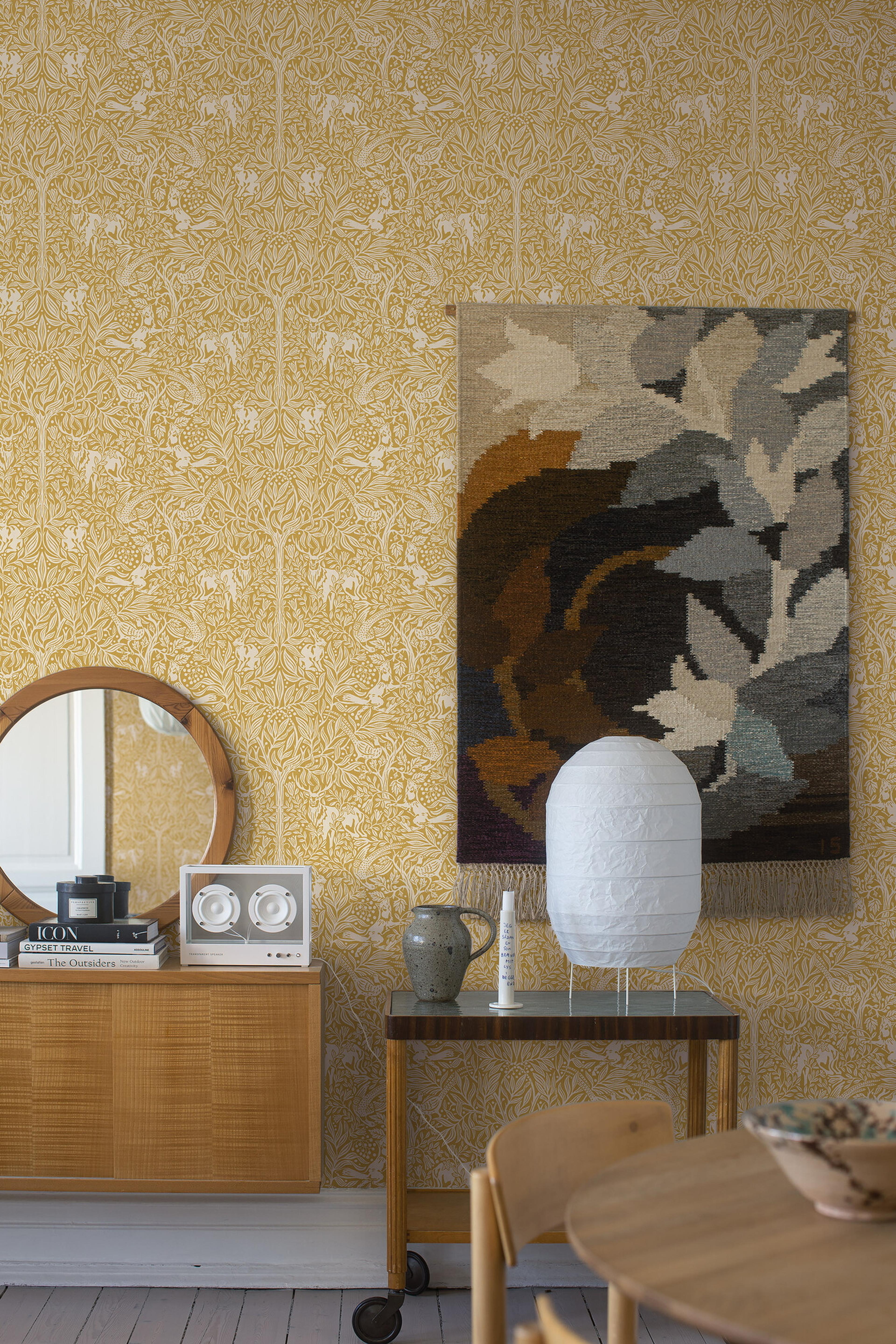 Under the Elder Tree tapet med djur, botaniskt mönster i gul. Från kollektionen New Heritage. Nonwoven-material med förskjuten passning.