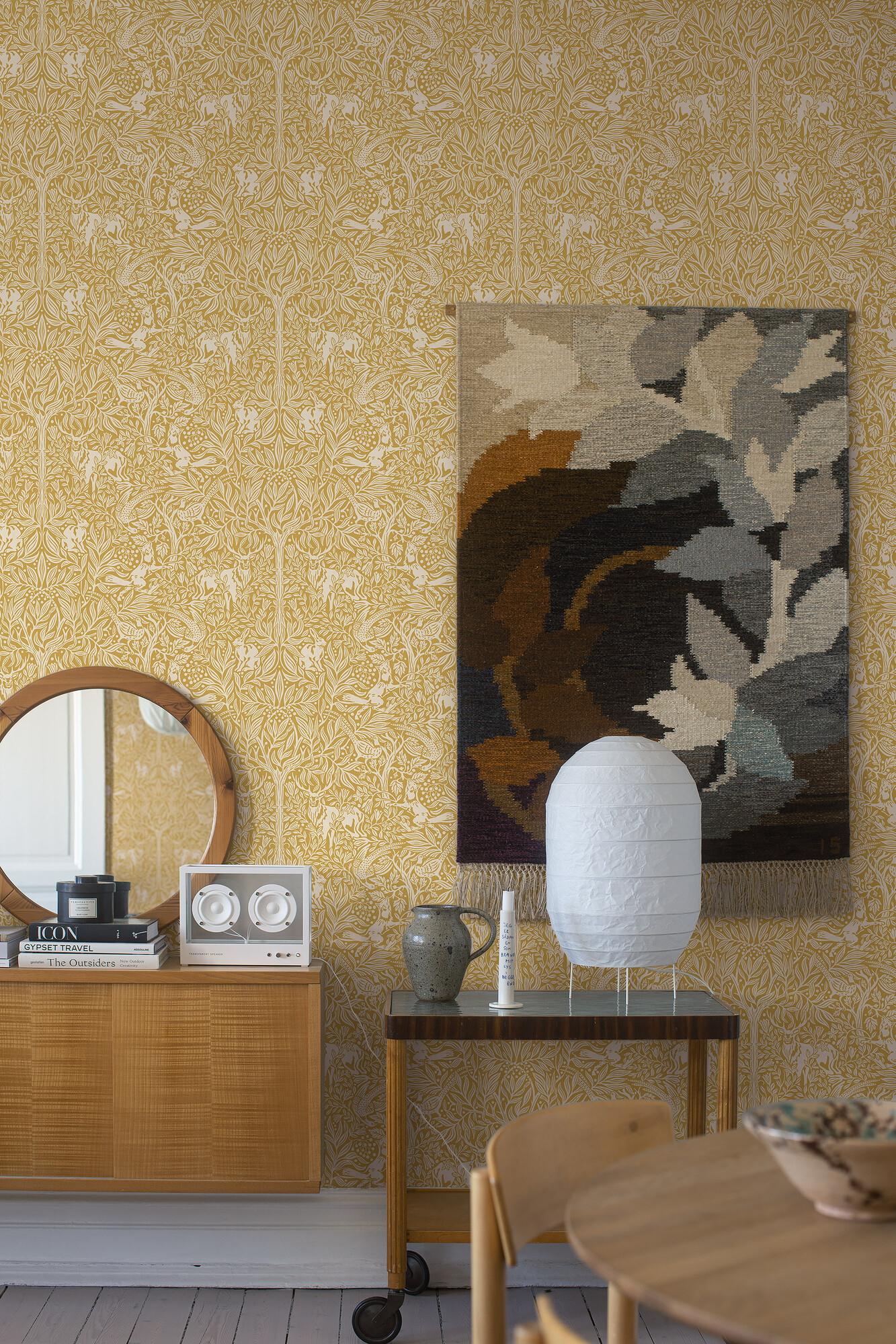 Under the Elder Tree tapet med djur, botaniskt mönster i gul. Från kollektionen New Heritage. Nonwoven-material med förskjuten passning.