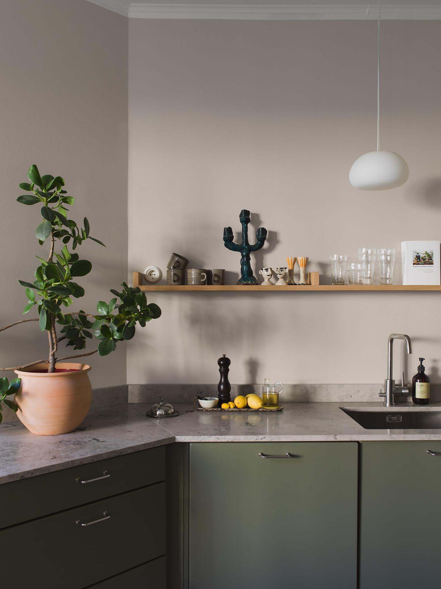 Dover Sand tapet enfärgad i beige. Från kollektionen Pigment. Nonwoven-material.