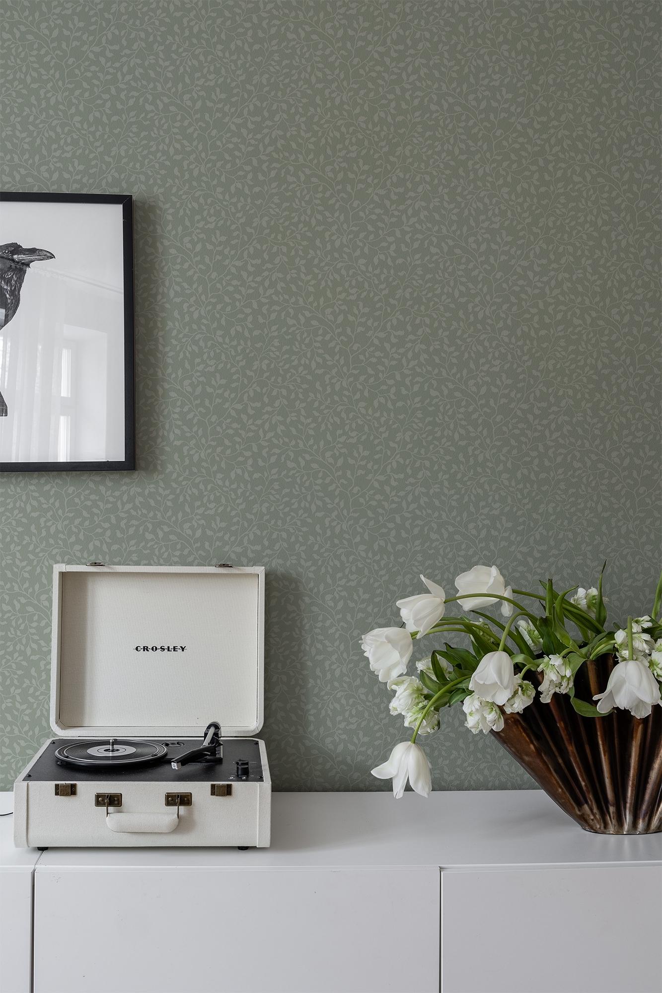 Folke Grön tapet med botaniskt mönster i grön. Från kollektionen Flora. Nonwoven-material med rak passning.