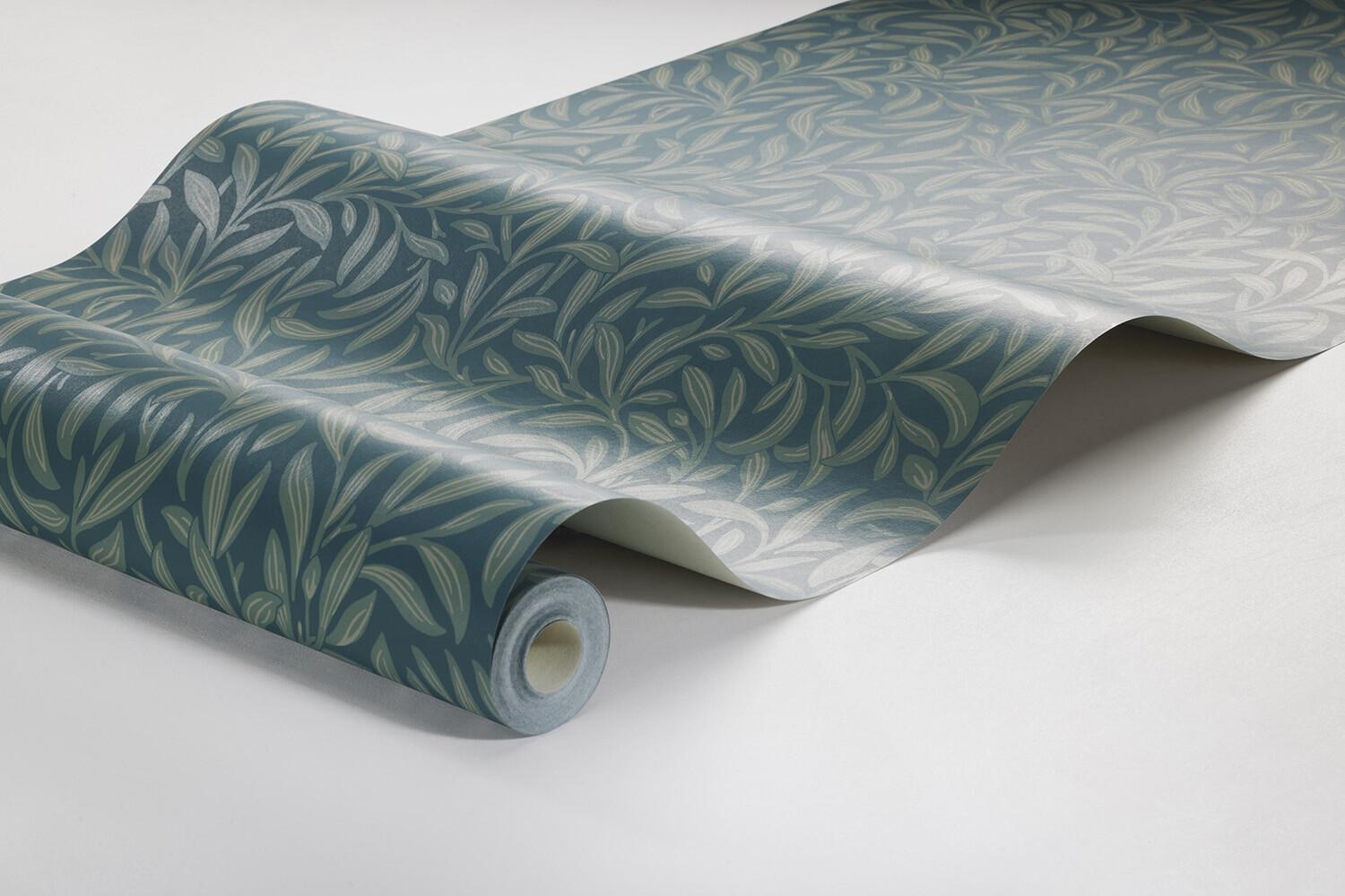 Vintergröna tapet med botaniskt mönster i blå. Från kollektionen New Heritage. Nonwoven-material med rak passning.