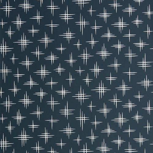 Limelight Deep Blue tapet från Midbec med himmel mönster i grå. Från kollektionen Pioneer. Nonwoven-material med förskjuten passning.