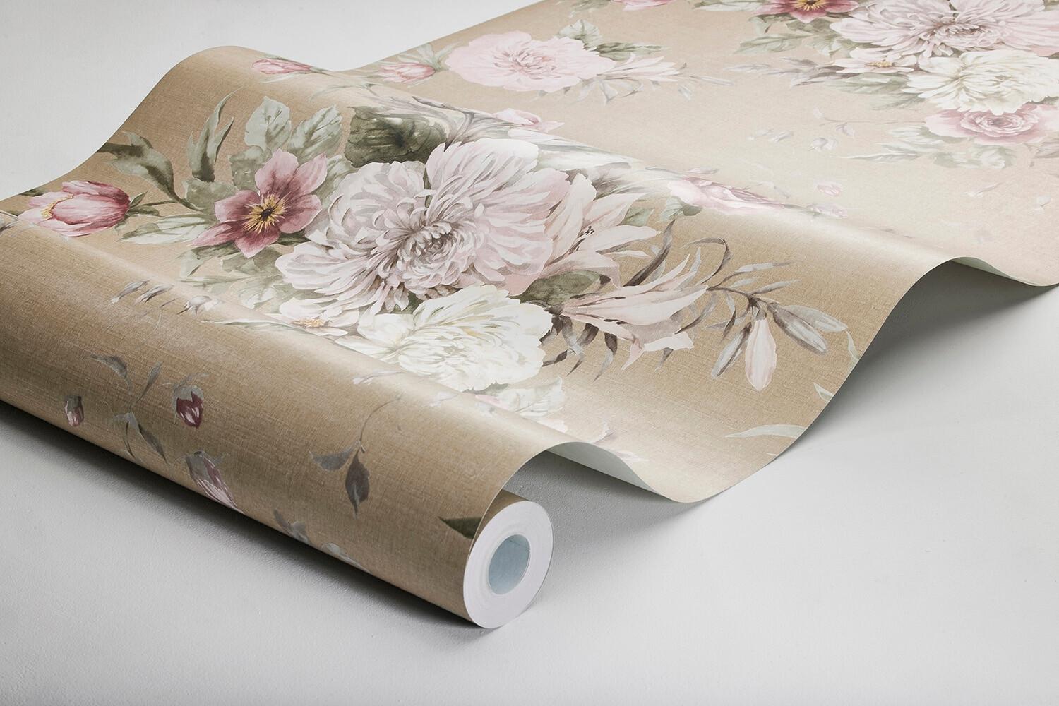 Floral Charm tapet tapet med blommigt mönster i beige. Från kollektionen Dreamy Escape. Nonwoven-material med förskjuten passning. Passar i vardagsrum och matsal.