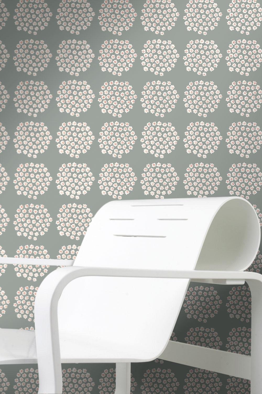 Puketti tapet med blommigt mönster i blå. Från kollektionen Marimekko 6. Nonwoven-material med rak passning.