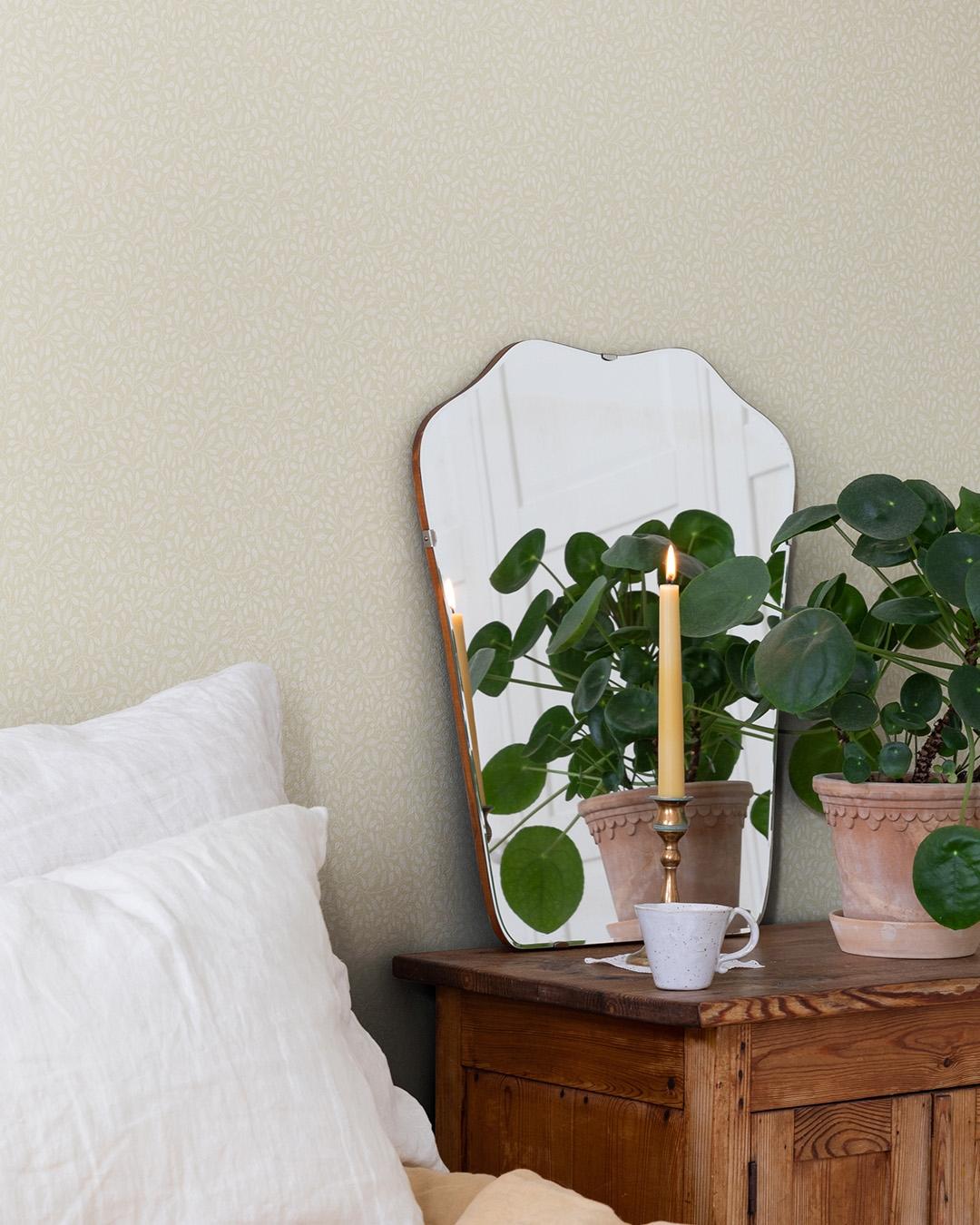 Adam, beige tapet tapet med botaniskt mönster i beige. Från kollektionen Långenäs. Nonwoven-material med förskjuten passning.