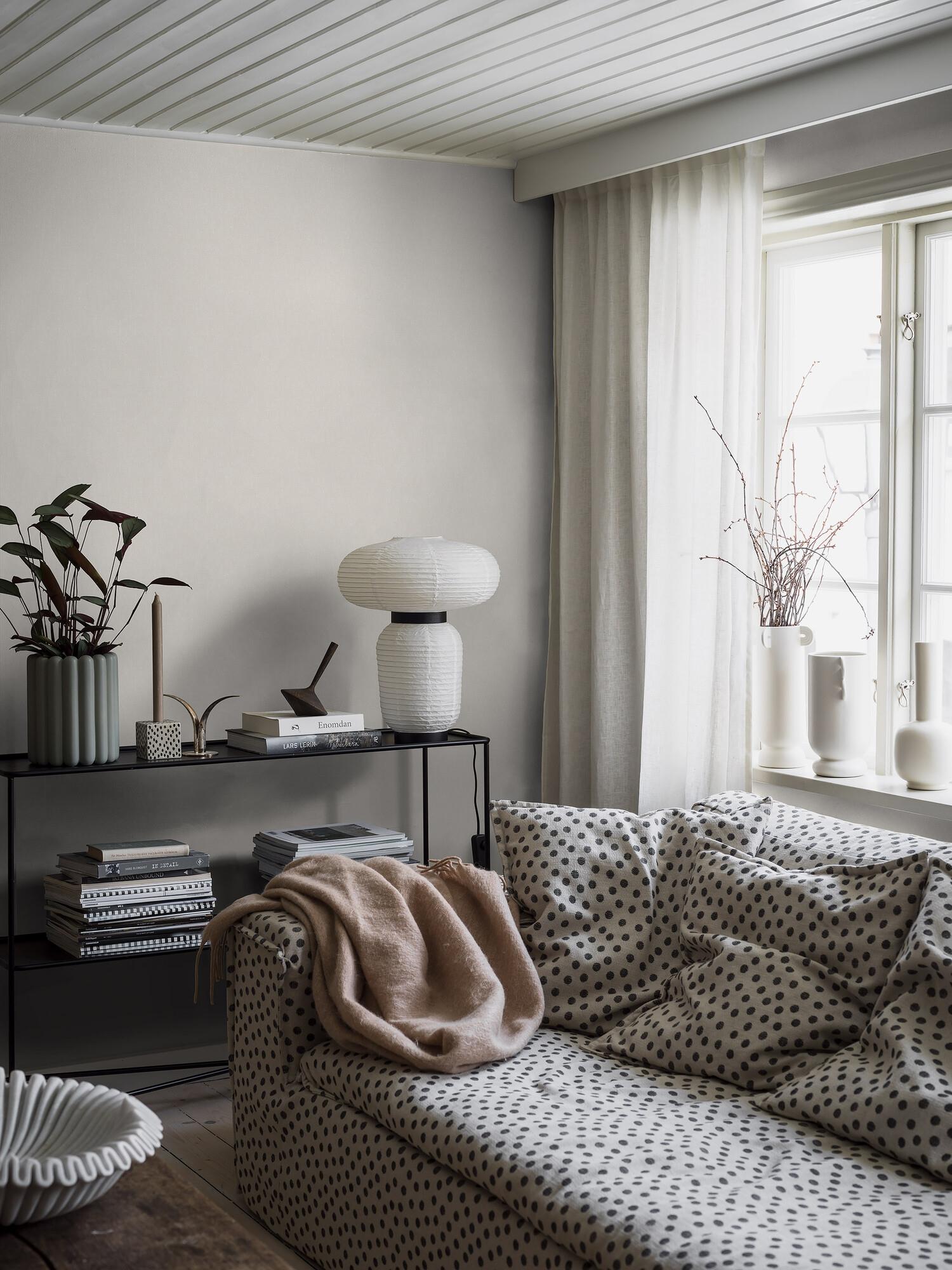 Flax Fiber tapet med enfargat, textilimitation mönster i beige. Från kollektionen Linen. Nonwoven-material. Passar i vardagsrum och matsal.