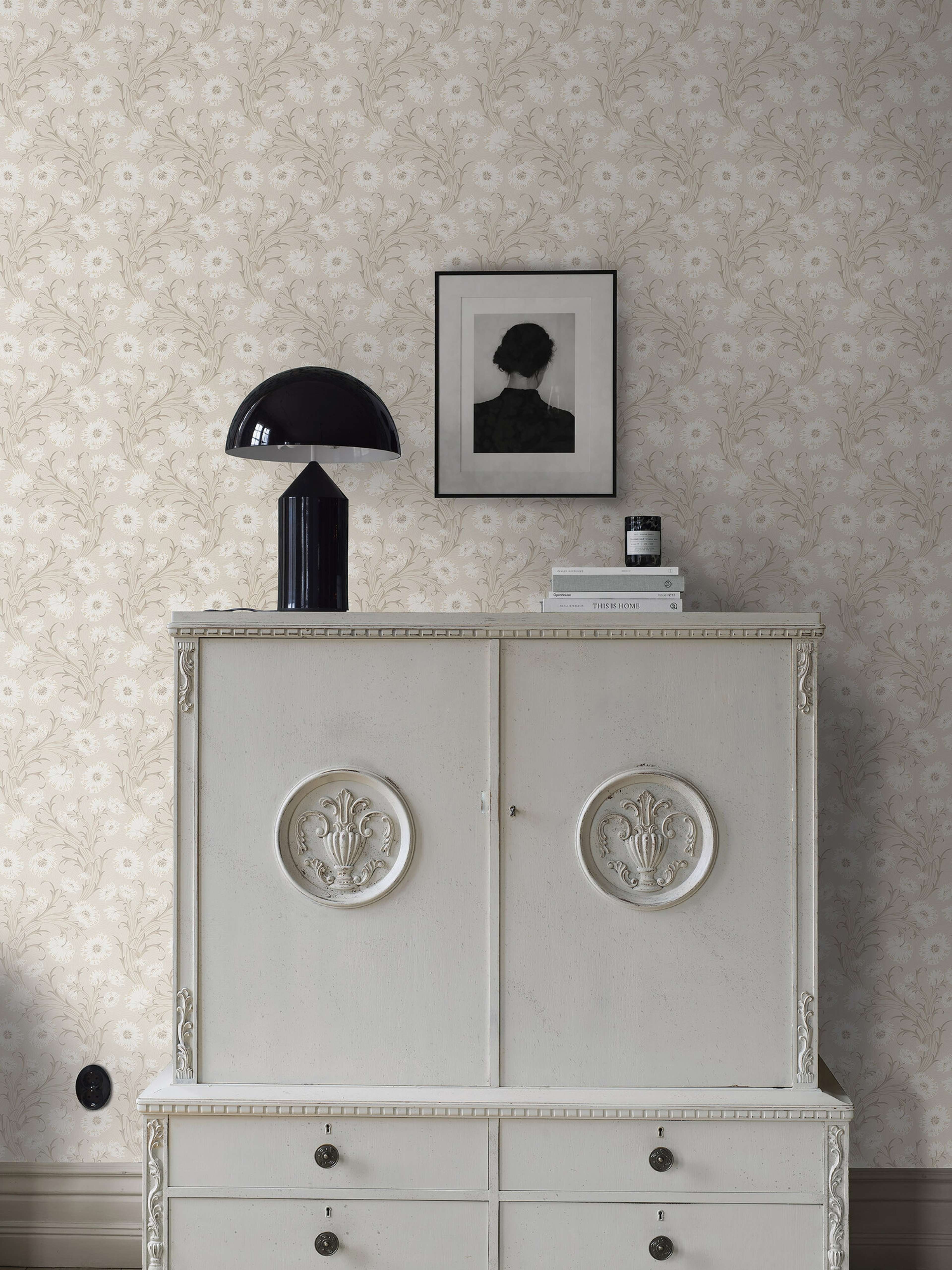 Poppy Flow blommor på gråbeige botten tapet med blommigt mönster i beige. Från kollektionen Treasured. Nonwoven-material med rak passning. Passar i kök, hall och arbetsrum.​​​​‌﻿‍﻿​‍​‍‌‍﻿﻿‌﻿​‍‌‍‍‌‌‍‌﻿‌‍‍‌‌‍﻿‍​‍​‍​﻿‍‍​‍​‍‌﻿​﻿‌‍​‌‌‍﻿‍‌‍‍‌‌﻿‌​‌﻿‍‌​‍﻿‍‌‍‍‌‌‍﻿﻿​‍​‍​‍﻿​​‍​‍‌‍‍​‌﻿​‍‌‍‌‌‌‍‌‍​‍​‍​﻿‍‍​‍​‍‌‍‍​‌﻿‌​‌﻿‌​‌﻿​​‌﻿​﻿​﻿‍‍​‍﻿﻿​‍﻿﻿‌﻿‌﻿‌﻿‌﻿‌﻿‌﻿​‍﻿‍‌‍​﻿‌‍﻿﻿‌‍﻿​‌‍﻿﻿‌﻿​‍‌‍​‌‌‍﻿‌‌‍​‌​‍﻿‍‌﻿​﻿‌‍‌‌​‍﻿﻿‌﻿​﻿‌﻿‌​‌﻿‌‌‌‍‌​‌‍‍‌‌‍﻿﻿​‍﻿﻿‌‍‍‌‌‍﻿‍‌﻿‌​‌‍‌‌‌‍﻿‍‌﻿‌​​‍﻿﻿‌‍‌‌‌‍‌​‌‍‍‌‌﻿‌​​‍﻿﻿‌‍﻿‌‌‍﻿﻿‌‍‌​‌‍‌‌​﻿﻿‌‌﻿​​‌﻿​‍‌‍‌‌‌﻿​﻿‌‍‌‌‌‍﻿‍‌﻿‌​‌‍​‌‌﻿‌​‌‍‍‌‌‍﻿﻿‌‍﻿‍​﻿‍﻿‌‍‍‌‌‍‌​​﻿﻿‌‌‍‍‌‌‍﻿‌‌‍​‌‌‍‌﻿‌‍‌‌​‍﻿‌​﻿‍​‌‍​‍​﻿​‌​﻿​​​﻿​​​﻿​﻿​﻿​﻿​﻿​​‌‍​‍​﻿‌​‌‍‌‌​﻿​​‌‍‌‌‌‍‌‍​﻿‌﻿​﻿‌‌‌‍​‌​﻿​﻿‌‍​‍​﻿‌‍​﻿​﻿​﻿‌‌‌‍​﻿‌‍​‌‌‍‌​​﻿‌‍​﻿‌﻿​﻿​﻿​﻿‍‌​﻿‌﻿‌‍‌​​﻿​﻿‌‍‌‌​﻿‍​​﻿‌​​﻿​​​﻿‌﻿​﻿​﻿​﻿‌‌​﻿​﻿​‍﻿‌​﻿​‌​﻿‌‌​﻿​​​﻿​​‌﻿‍​​﻿​‍​﻿​​​﻿​​​﻿​​​‍﻿‌‌‍‍‍‌﻿​​‌‍‌﻿​﻿‍﻿‌﻿‌​‌﻿‍‌‌﻿​​‌‍‌‌​﻿﻿‌‌﻿​﻿‌‍​‌‌‍﻿‍‌‍‍‌‌﻿‌​‌﻿‍‌​‍﻿‍‌‍‍‌‌‍﻿‌‌‍​‌‌‍‌﻿‌‍‌‌‌​​‌‌﻿​﻿‌﻿​﻿‌‍‌‌‌﻿‌​​﻿‍﻿‌﻿​​‌‍​‌‌﻿‌​‌‍‍​​﻿﻿‌‌‍​‌‌‍﻿​‌﻿‌​‌‌‌​‌‍‌‌‌﻿‍​‌﻿‌​​﻿﻿﻿‌‍​‍‌‍​‌‌﻿​﻿‌‍‌‌‌‌‌‌‌﻿​‍‌‍﻿​​﻿﻿‌‌‍‍​‌﻿‌​‌﻿‌​‌﻿​​‌﻿​﻿​‍‌‌​﻿​﻿‌​​‌​‍‌‌​﻿​‍‌​‌‍​‍‌‌​﻿​‍‌​‌‍‌﻿‌﻿‌﻿‌﻿‌﻿‌﻿​‍﻿‍‌‍​﻿‌‍﻿﻿‌‍﻿​‌‍﻿﻿‌﻿​‍‌‍​‌‌‍﻿‌‌‍​‌​‍﻿‍‌﻿​﻿‌‍‌‌​‍‌‌​﻿​‍‌​‌‍‌﻿​﻿‌﻿‌​‌﻿‌‌‌‍‌​‌‍‍‌‌‍﻿﻿​‍‌‍‌‍‍‌‌‍‌​​﻿﻿‌‌‍‍‌‌‍﻿‌‌‍​‌‌‍‌﻿‌‍‌‌​‍﻿‌​﻿‍​‌‍​‍​﻿​‌​﻿​​​﻿​​​﻿​﻿​﻿​﻿​﻿​​‌‍​‍​﻿‌​‌‍‌‌​﻿​​‌‍‌‌‌‍‌‍​﻿‌﻿​﻿‌‌‌‍​‌​﻿​﻿‌‍​‍​﻿‌‍​﻿​﻿​﻿‌‌‌‍​﻿‌‍​‌‌‍‌​​﻿‌‍​﻿‌﻿​﻿​﻿​﻿‍‌​﻿‌﻿‌‍‌​​﻿​﻿‌‍‌‌​﻿‍​​﻿‌​​﻿​​​﻿‌﻿​﻿​﻿​﻿‌‌​﻿​﻿​‍﻿‌​﻿​‌​﻿‌‌​﻿​​​﻿​​‌﻿‍​​﻿​‍​﻿​​​﻿​​​﻿​​​‍﻿‌‌‍‍‍‌﻿​​‌‍‌﻿​‍‌‍‌﻿‌​‌﻿‍‌‌﻿​​‌‍‌‌​﻿﻿‌‌﻿​﻿‌‍​‌‌‍﻿‍‌‍‍‌‌﻿‌​‌﻿‍‌​‍﻿‍‌‍‍‌‌‍﻿‌‌‍​‌‌‍‌﻿‌‍‌‌‌​​‌‌﻿​﻿‌﻿​﻿‌‍‌‌‌﻿‌​​‍‌‍‌﻿​​‌‍​‌‌﻿‌​‌‍‍​​﻿﻿‌‌‍​‌‌‍﻿​‌﻿‌​‌‌‌​‌‍‌‌‌﻿‍​‌﻿‌​​‍‌‍‌﻿​​‌‍‌‌‌﻿​‍‌﻿​﻿‌﻿​​‌‍‌‌‌‍​﻿‌﻿‌​‌‍‍‌‌﻿‌‍‌‍‌‌​﻿﻿‌‌﻿​​‌﻿‌‌‌‍​‍‌‍﻿​‌‍‍‌‌﻿​﻿‌‍‍​‌‍‌‌‌‍‌​​‍​‍‌﻿﻿‌