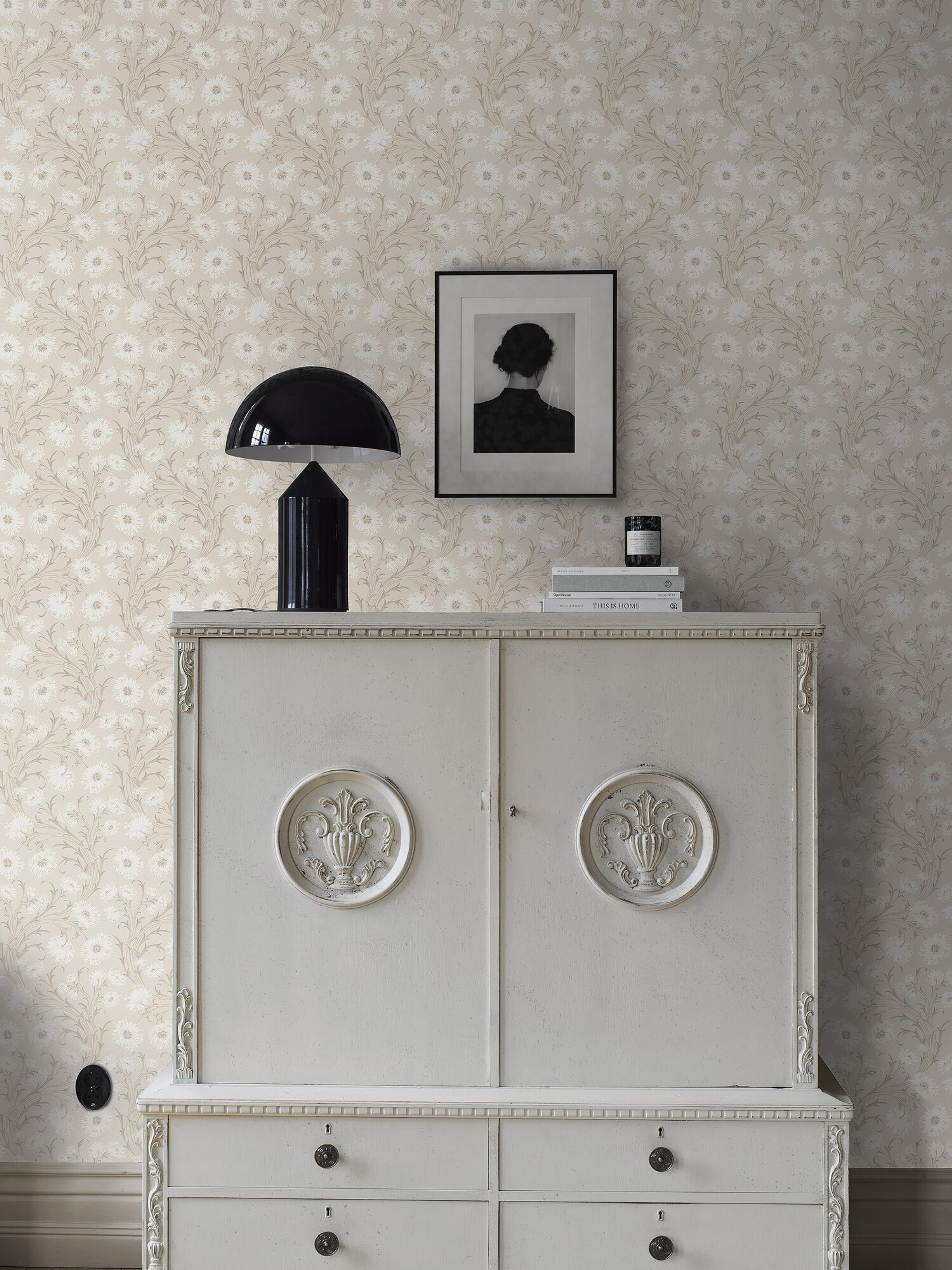 Poppy Flow blommor på gråbeige botten tapet med blommigt mönster i beige. Från kollektionen Treasured. Nonwoven-material med rak passning. Passar i kök, hall och arbetsrum.​​​​‌﻿‍﻿​‍​‍‌‍﻿﻿‌﻿​‍‌‍‍‌‌‍‌﻿‌‍‍‌‌‍﻿‍​‍​‍​﻿‍‍​‍​‍‌﻿​﻿‌‍​‌‌‍﻿‍‌‍‍‌‌﻿‌​‌﻿‍‌​‍﻿‍‌‍‍‌‌‍﻿﻿​‍​‍​‍﻿​​‍​‍‌‍‍​‌﻿​‍‌‍‌‌‌‍‌‍​‍​‍​﻿‍‍​‍​‍‌‍‍​‌﻿‌​‌﻿‌​‌﻿​​‌﻿​﻿​﻿‍‍​‍﻿﻿​‍﻿﻿‌﻿‌﻿‌﻿‌﻿‌﻿‌﻿​‍﻿‍‌‍​﻿‌‍﻿﻿‌‍﻿​‌‍﻿﻿‌﻿​‍‌‍​‌‌‍﻿‌‌‍​‌​‍﻿‍‌﻿​﻿‌‍‌‌​‍﻿﻿‌﻿​﻿‌﻿‌​‌﻿‌‌‌‍‌​‌‍‍‌‌‍﻿﻿​‍﻿﻿‌‍‍‌‌‍﻿‍‌﻿‌​‌‍‌‌‌‍﻿‍‌﻿‌​​‍﻿﻿‌‍‌‌‌‍‌​‌‍‍‌‌﻿‌​​‍﻿﻿‌‍﻿‌‌‍﻿﻿‌‍‌​‌‍‌‌​﻿﻿‌‌﻿​​‌﻿​‍‌‍‌‌‌﻿​﻿‌‍‌‌‌‍﻿‍‌﻿‌​‌‍​‌‌﻿‌​‌‍‍‌‌‍﻿﻿‌‍﻿‍​﻿‍﻿‌‍‍‌‌‍‌​​﻿﻿‌‌‍‍‌‌‍﻿‌‌‍​‌‌‍‌﻿‌‍‌‌​‍﻿‌​﻿‍​‌‍​‍​﻿​‌​﻿​​​﻿​​​﻿​﻿​﻿​﻿​﻿​​‌‍​‍​﻿‌​‌‍‌‌​﻿​​‌‍‌‌‌‍‌‍​﻿‌﻿​﻿‌‌‌‍​‌​﻿​﻿‌‍​‍​﻿‌‍​﻿​﻿​﻿‌‌‌‍​﻿‌‍​‌‌‍‌​​﻿‌‍​﻿‌﻿​﻿​﻿​﻿‍‌​﻿‌﻿‌‍‌​​﻿​﻿‌‍‌‌​﻿‍​​﻿‌​​﻿​​​﻿‌﻿​﻿​﻿​﻿‌‌​﻿​﻿​‍﻿‌​﻿​‌​﻿‌‌​﻿​​​﻿​​‌﻿‍​​﻿​‍​﻿​​​﻿​​​﻿​​​‍﻿‌‌‍‍‍‌﻿​​‌‍‌﻿​﻿‍﻿‌﻿‌​‌﻿‍‌‌﻿​​‌‍‌‌​﻿﻿‌‌﻿​﻿‌‍​‌‌‍﻿‍‌‍‍‌‌﻿‌​‌﻿‍‌​‍﻿‍‌‍‍‌‌‍﻿‌‌‍​‌‌‍‌﻿‌‍‌‌‌​​‌‌﻿​﻿‌﻿​﻿‌‍‌‌‌﻿‌​​﻿‍﻿‌﻿​​‌‍​‌‌﻿‌​‌‍‍​​﻿﻿‌‌‍​‌‌‍﻿​‌﻿‌​‌‌‌​‌‍‌‌‌﻿‍​‌﻿‌​​﻿﻿﻿‌‍​‍‌‍​‌‌﻿​﻿‌‍‌‌‌‌‌‌‌﻿​‍‌‍﻿​​﻿﻿‌‌‍‍​‌﻿‌​‌﻿‌​‌﻿​​‌﻿​﻿​‍‌‌​﻿​﻿‌​​‌​‍‌‌​﻿​‍‌​‌‍​‍‌‌​﻿​‍‌​‌‍‌﻿‌﻿‌﻿‌﻿‌﻿‌﻿​‍﻿‍‌‍​﻿‌‍﻿﻿‌‍﻿​‌‍﻿﻿‌﻿​‍‌‍​‌‌‍﻿‌‌‍​‌​‍﻿‍‌﻿​﻿‌‍‌‌​‍‌‌​﻿​‍‌​‌‍‌﻿​﻿‌﻿‌​‌﻿‌‌‌‍‌​‌‍‍‌‌‍﻿﻿​‍‌‍‌‍‍‌‌‍‌​​﻿﻿‌‌‍‍‌‌‍﻿‌‌‍​‌‌‍‌﻿‌‍‌‌​‍﻿‌​﻿‍​‌‍​‍​﻿​‌​﻿​​​﻿​​​﻿​﻿​﻿​﻿​﻿​​‌‍​‍​﻿‌​‌‍‌‌​﻿​​‌‍‌‌‌‍‌‍​﻿‌﻿​﻿‌‌‌‍​‌​﻿​﻿‌‍​‍​﻿‌‍​﻿​﻿​﻿‌‌‌‍​﻿‌‍​‌‌‍‌​​﻿‌‍​﻿‌﻿​﻿​﻿​﻿‍‌​﻿‌﻿‌‍‌​​﻿​﻿‌‍‌‌​﻿‍​​﻿‌​​﻿​​​﻿‌﻿​﻿​﻿​﻿‌‌​﻿​﻿​‍﻿‌​﻿​‌​﻿‌‌​﻿​​​﻿​​‌﻿‍​​﻿​‍​﻿​​​﻿​​​﻿​​​‍﻿‌‌‍‍‍‌﻿​​‌‍‌﻿​‍‌‍‌﻿‌​‌﻿‍‌‌﻿​​‌‍‌‌​﻿﻿‌‌﻿​﻿‌‍​‌‌‍﻿‍‌‍‍‌‌﻿‌​‌﻿‍‌​‍﻿‍‌‍‍‌‌‍﻿‌‌‍​‌‌‍‌﻿‌‍‌‌‌​​‌‌﻿​﻿‌﻿​﻿‌‍‌‌‌﻿‌​​‍‌‍‌﻿​​‌‍​‌‌﻿‌​‌‍‍​​﻿﻿‌‌‍​‌‌‍﻿​‌﻿‌​‌‌‌​‌‍‌‌‌﻿‍​‌﻿‌​​‍‌‍‌﻿​​‌‍‌‌‌﻿​‍‌﻿​﻿‌﻿​​‌‍‌‌‌‍​﻿‌﻿‌​‌‍‍‌‌﻿‌‍‌‍‌‌​﻿﻿‌‌﻿​​‌﻿‌‌‌‍​‍‌‍﻿​‌‍‍‌‌﻿​﻿‌‍‍​‌‍‌‌‌‍‌​​‍​‍‌﻿﻿‌