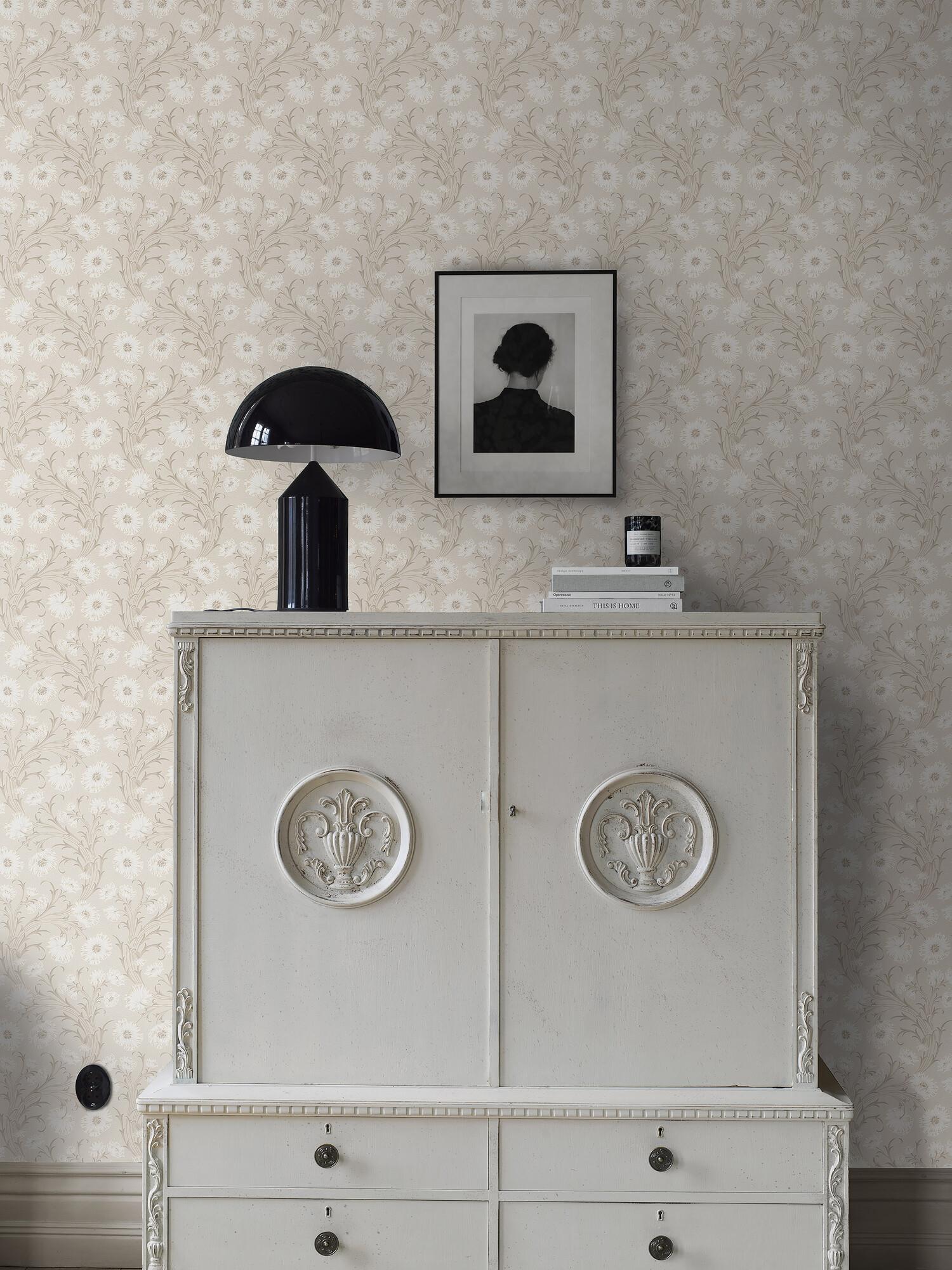 Poppy Flow blommor på gråbeige botten tapet med blommigt mönster i beige. Från kollektionen Treasured. Nonwoven-material med rak passning. Passar i kök, hall och arbetsrum.