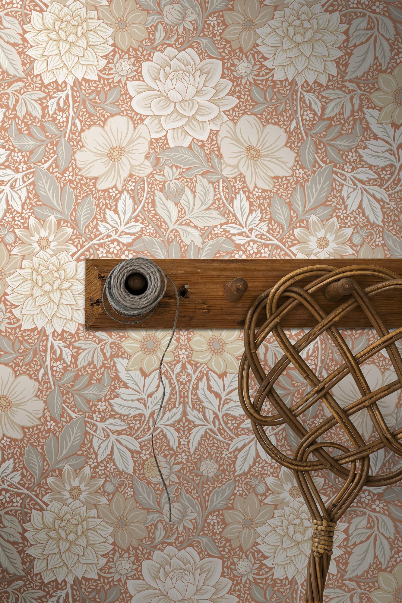 Dahlia Garden, röd tapet med blommigt mönster i röd. Från kollektionen Falsterbo III. Nonwoven-material med rak passning.