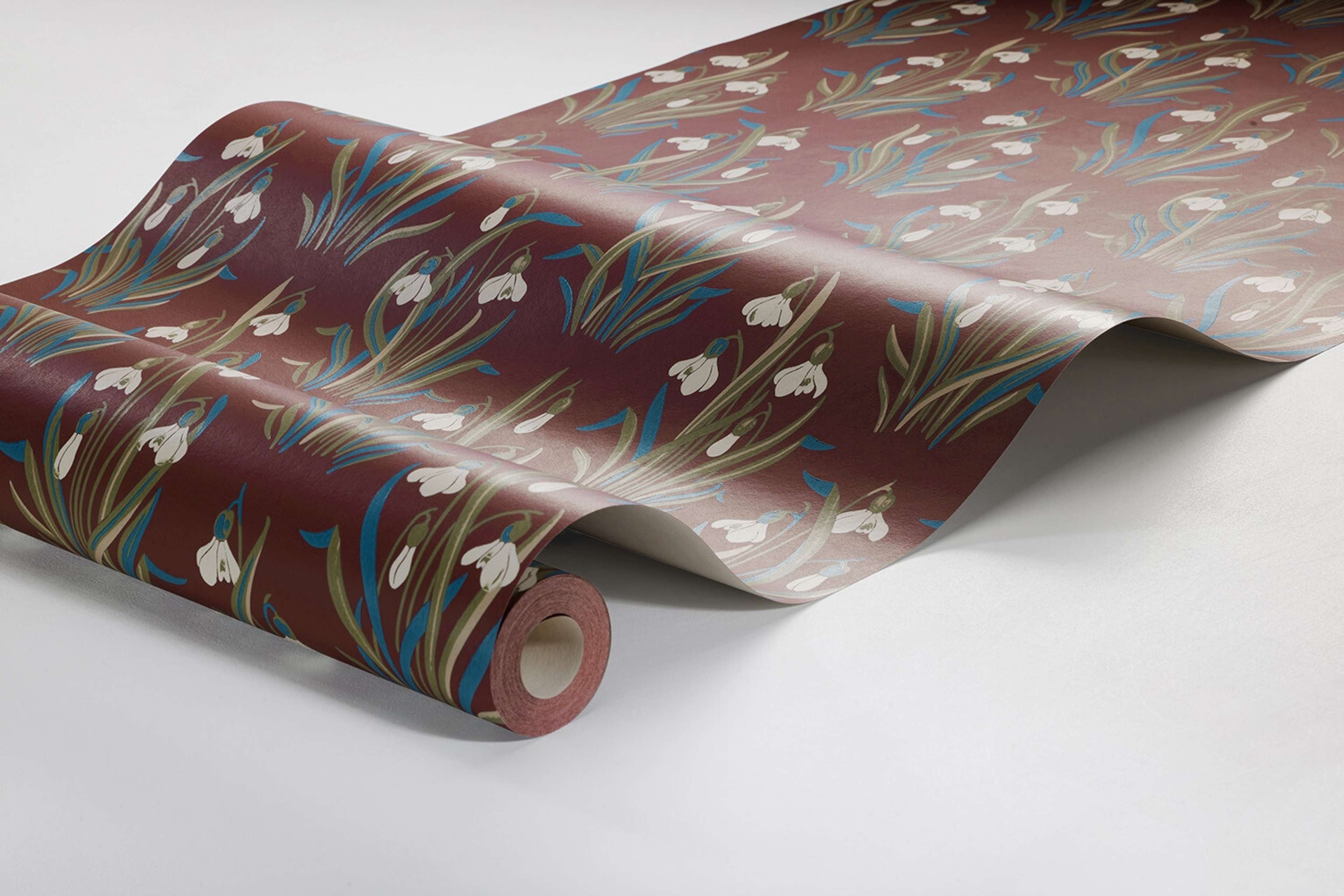 Snödroppe tapet med botaniskt, blommigt mönster i röd. Från kollektionen New Heritage. Nonwoven-material med rak passning.