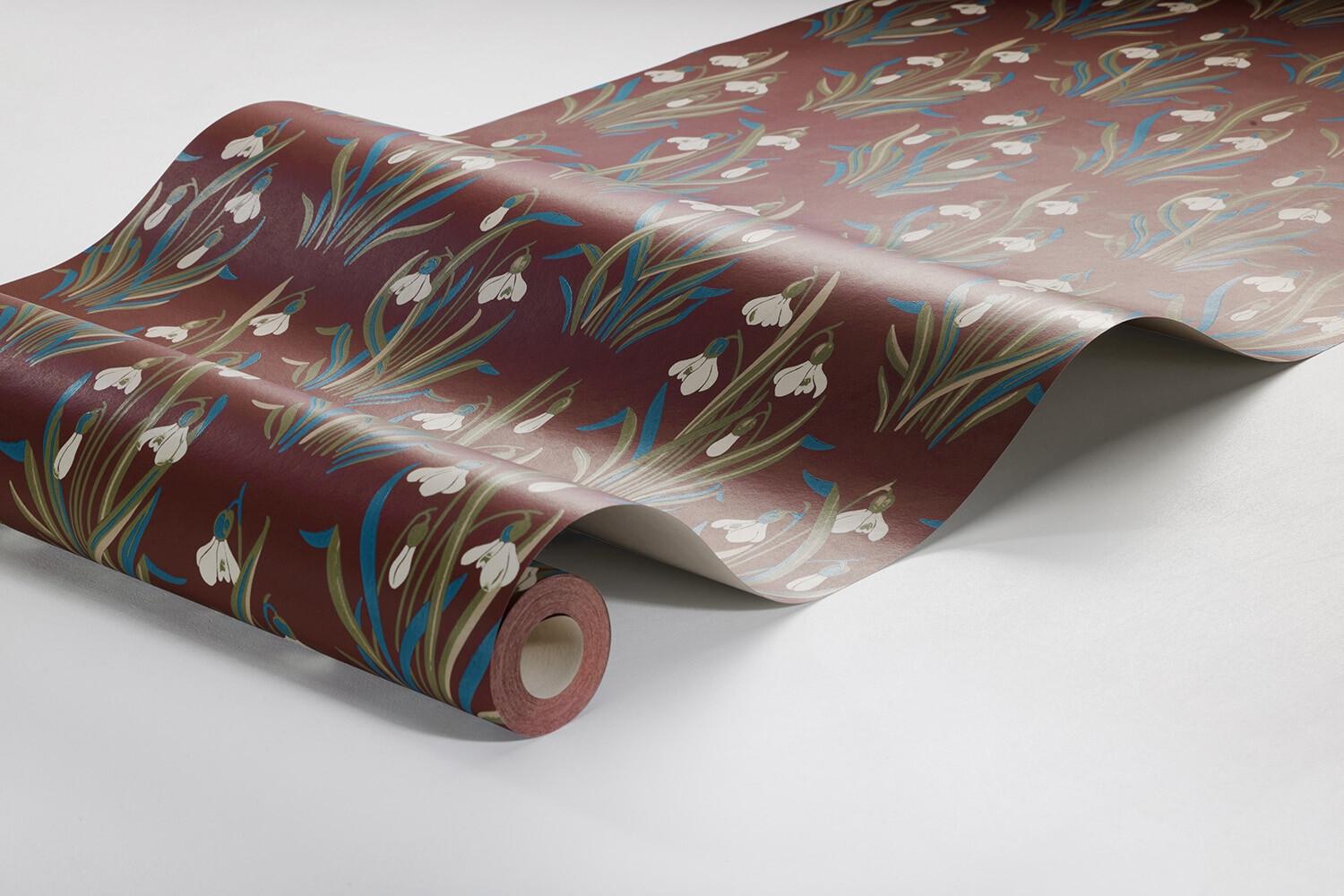 Snödroppe tapet med botaniskt, blommigt mönster i röd. Från kollektionen New Heritage. Nonwoven-material med rak passning.